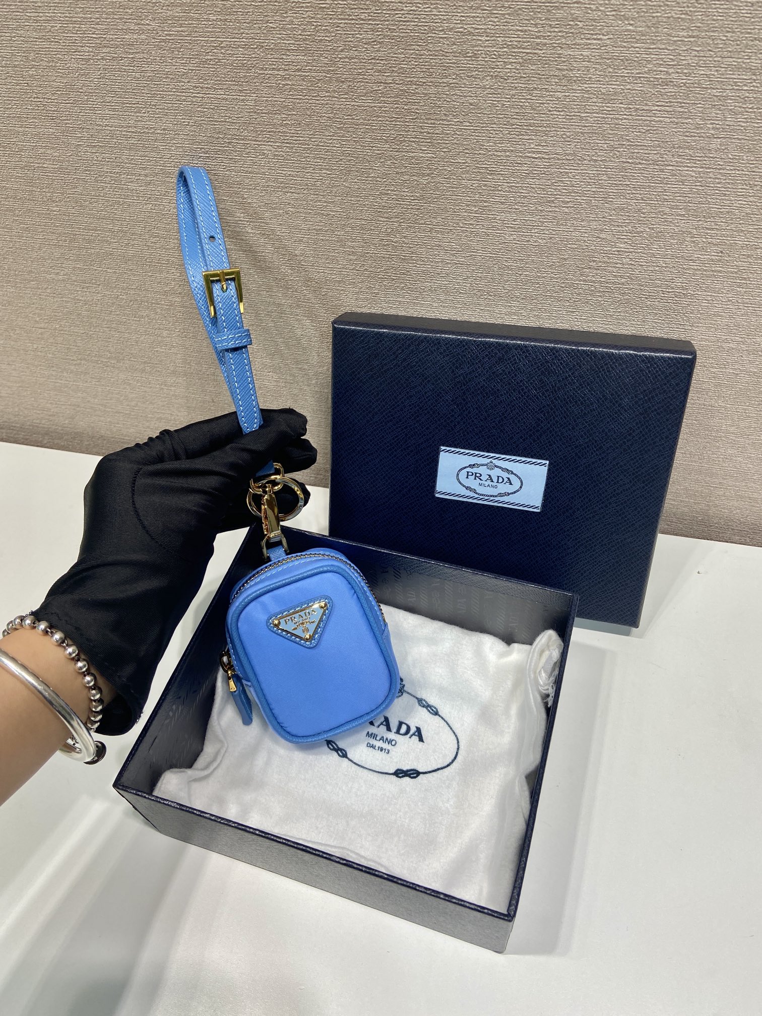 Prada Product _d_eqfIbxzMceJnaFZem4HkAetuNuQRZhp_ryNXw