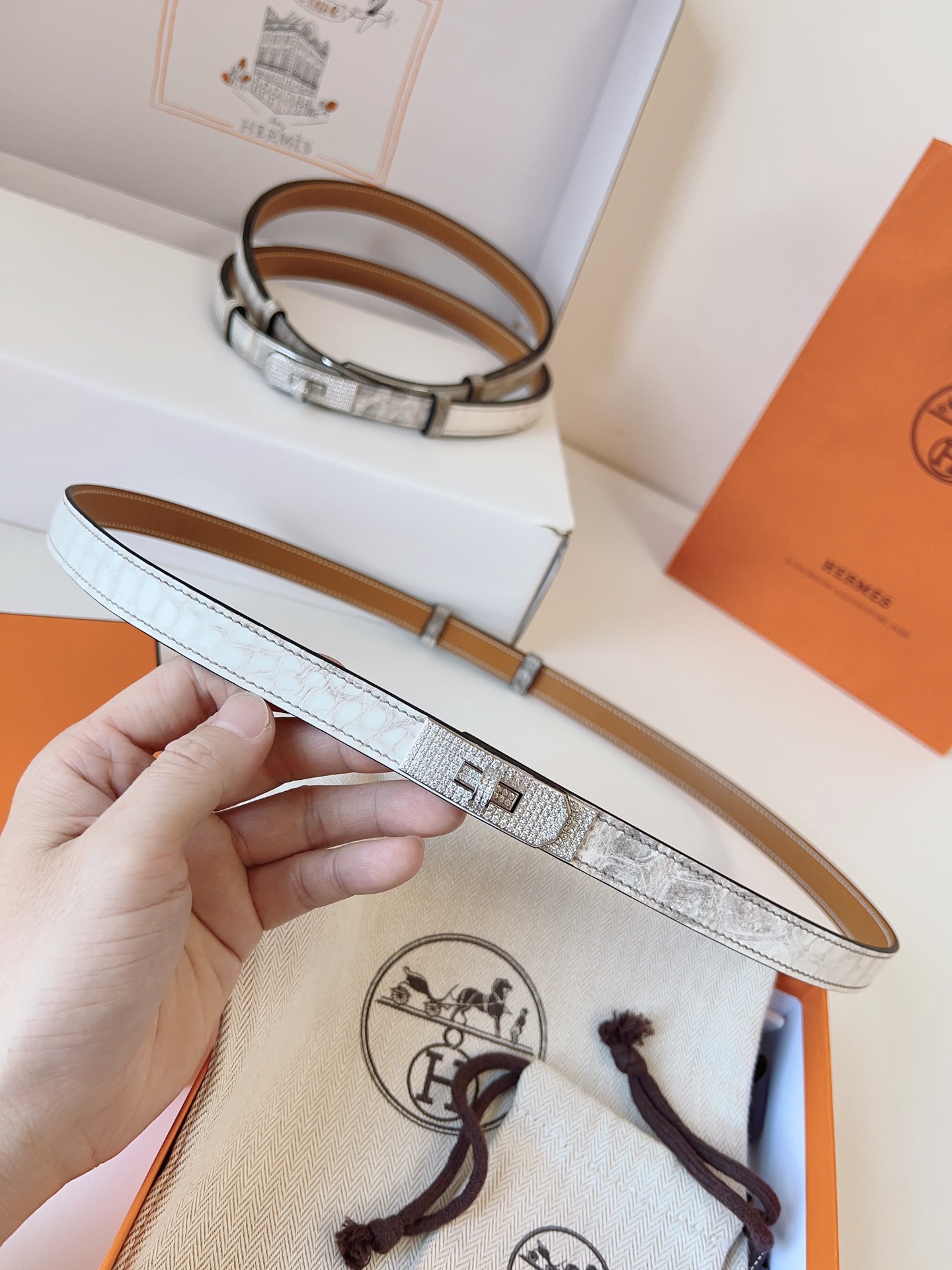 Hermes🇫🇷爱马仕  凯莉 喜马拉雅 进口尼罗鳄鱼皮  [色]正品1:1复刻  Kelly精品雕刻满钻五金扣  订制对版原版底  纯手缝蜡线女士腰带  均码可调节  配全套高级原版包装盒  P:2710