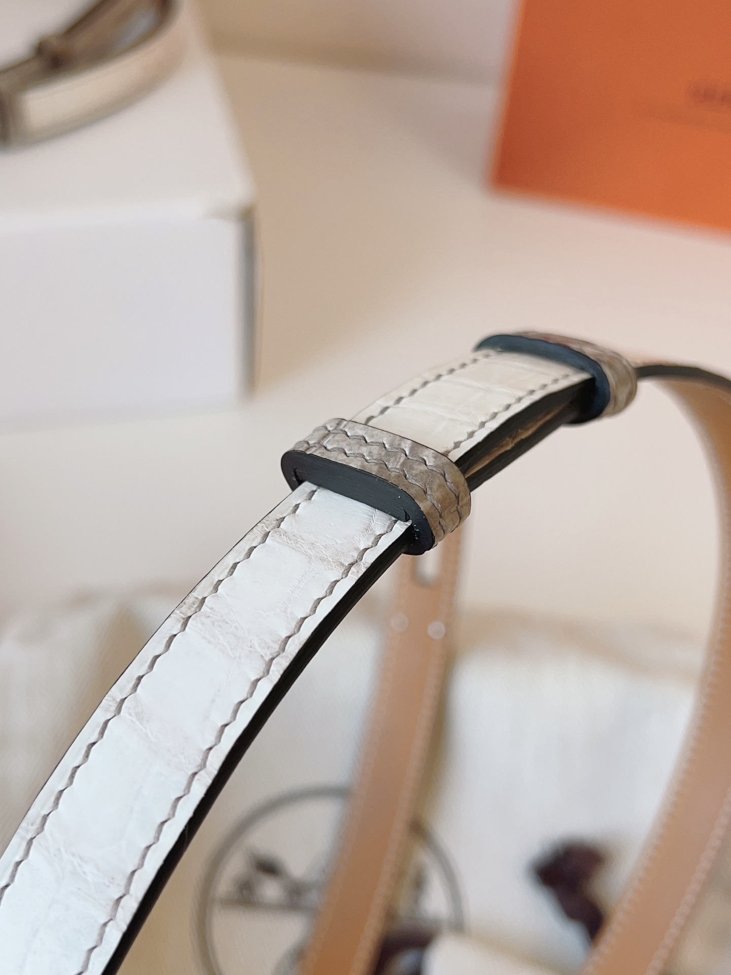 Hermes🇫🇷爱马仕  凯莉 喜马拉雅 进口尼罗鳄鱼皮  [色]正品1:1复刻  Kelly精品雕刻满钻五金扣  订制对版原版底  纯手缝蜡线女士腰带  均码可调节  配全套高级原版包装盒  P:2710