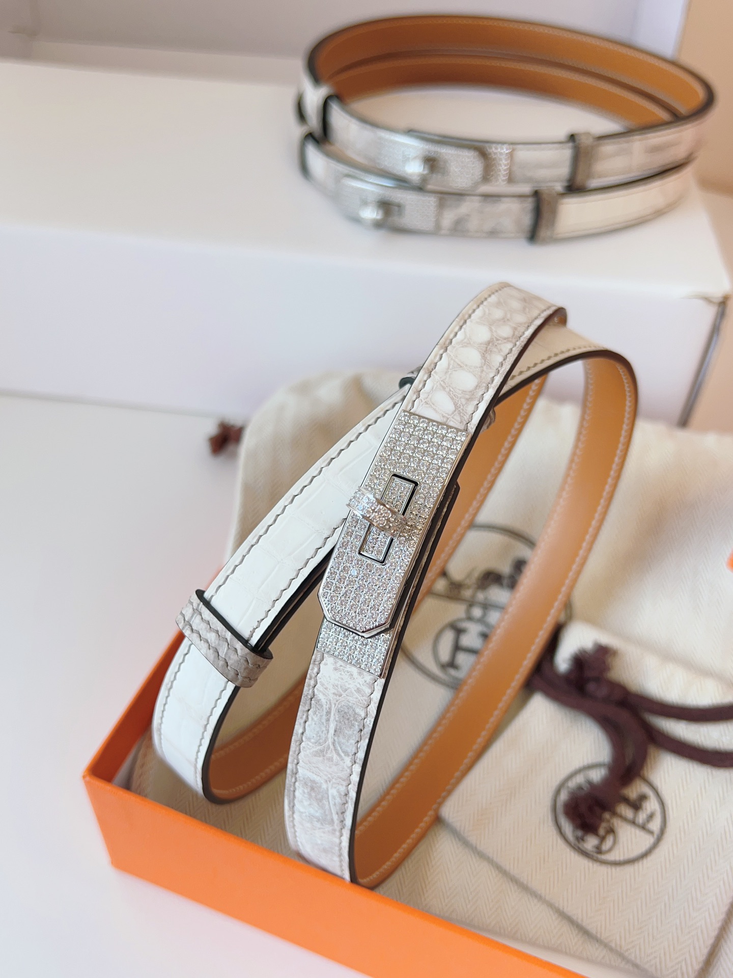 Hermes🇫🇷爱马仕  凯莉 喜马拉雅 进口尼罗鳄鱼皮  [色]正品1:1复刻  Kelly精品雕刻满钻五金扣  订制对版原版底  纯手缝蜡线女士腰带  均码可调节  配全套高级原版包装盒  P:2710