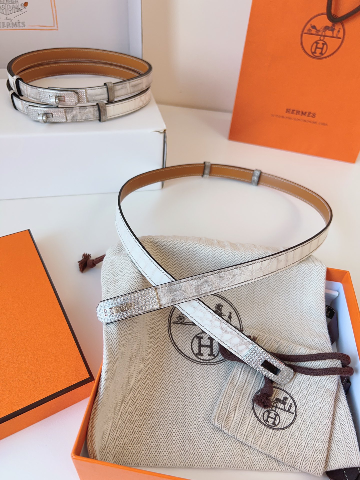 Hermes🇫🇷爱马仕  凯莉 喜马拉雅 进口尼罗鳄鱼皮  [色]正品1:1复刻  Kelly精品雕刻满钻五金扣  订制对版原版底  纯手缝蜡线女士腰带  均码可调节  配全套高级原版包装盒  P:2710