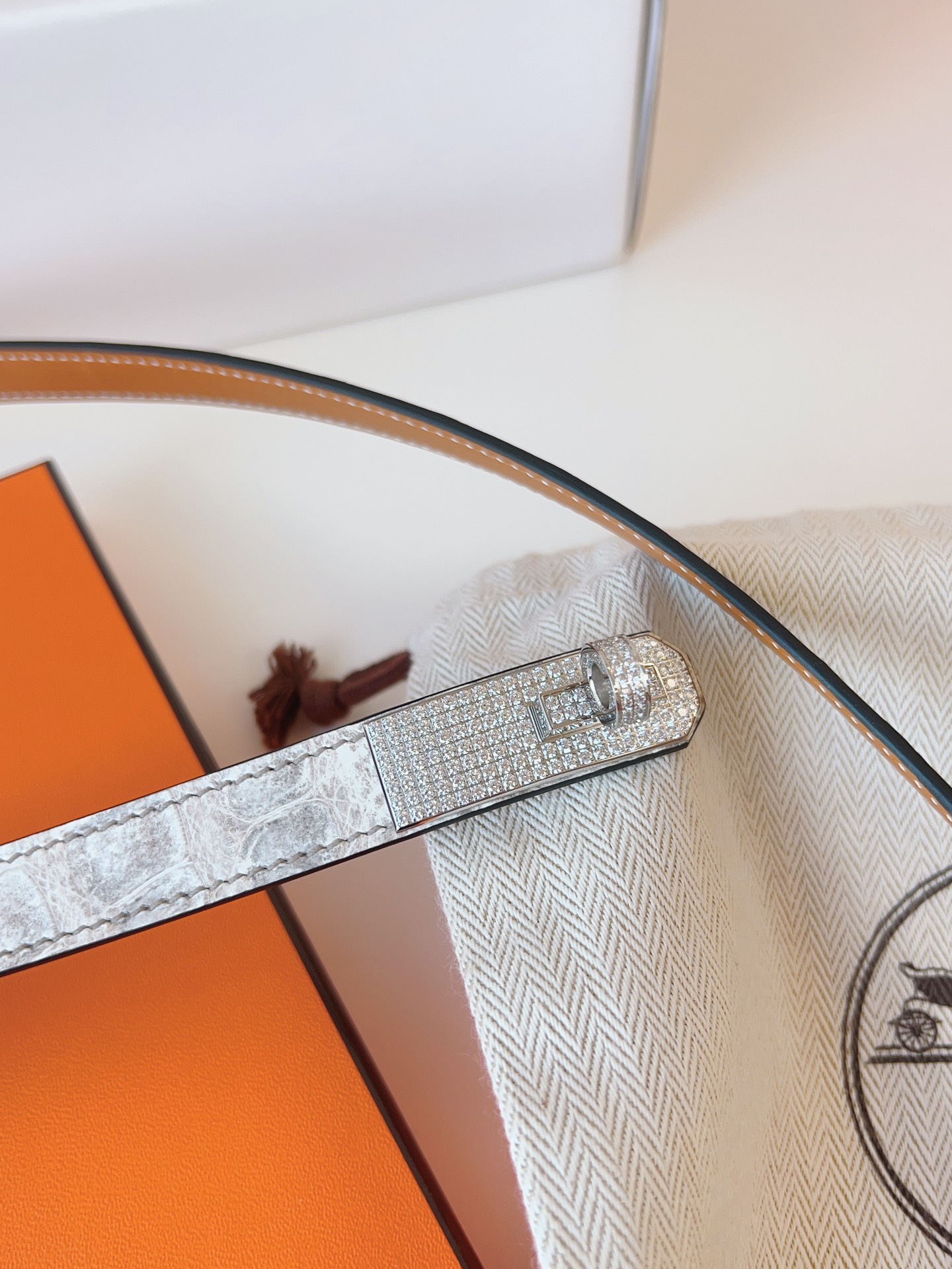 Hermes🇫🇷爱马仕  凯莉 喜马拉雅 进口尼罗鳄鱼皮  [色]正品1:1复刻  Kelly精品雕刻满钻五金扣  订制对版原版底  纯手缝蜡线女士腰带  均码可调节  配全套高级原版包装盒  P:2710