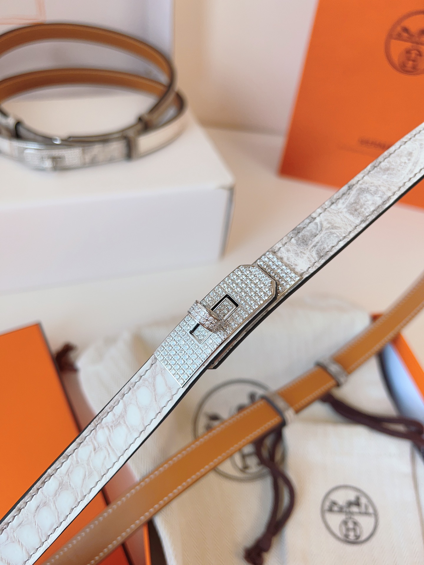 Hermes🇫🇷爱马仕  凯莉 喜马拉雅 进口尼罗鳄鱼皮  [色]正品1:1复刻  Kelly精品雕刻满钻五金扣  订制对版原版底  纯手缝蜡线女士腰带  均码可调节  配全套高级原版包装盒  P:2710