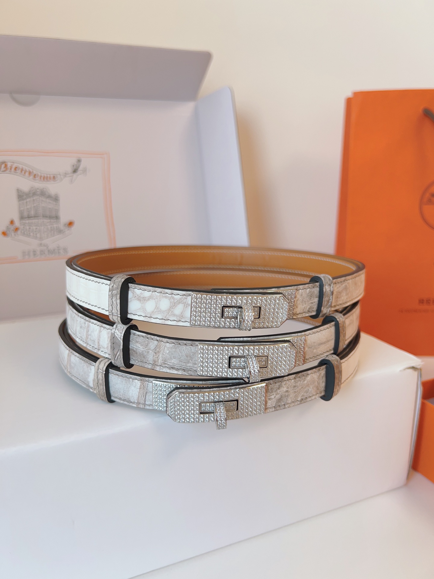 Hermes🇫🇷爱马仕  凯莉 喜马拉雅 进口尼罗鳄鱼皮  [色]正品1:1复刻  Kelly精品雕刻满钻五金扣  订制对版原版底  纯手缝蜡线女士腰带  均码可调节  配全套高级原版包装盒  P:2710
