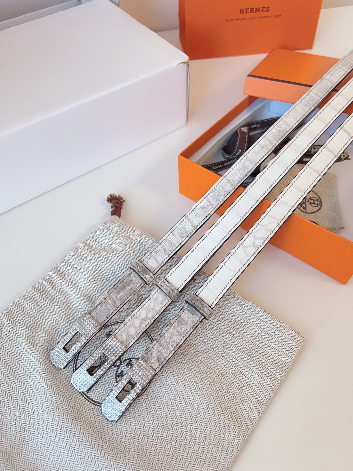 Hermes🇫🇷爱马仕  凯莉 喜马拉雅 进口尼罗鳄鱼皮  [色]正品1:1复刻  Kelly精品雕刻满钻五金扣  订制对版原版底  纯手缝蜡线女士腰带  均码可调节  配全套高级原版包装盒  P:2710