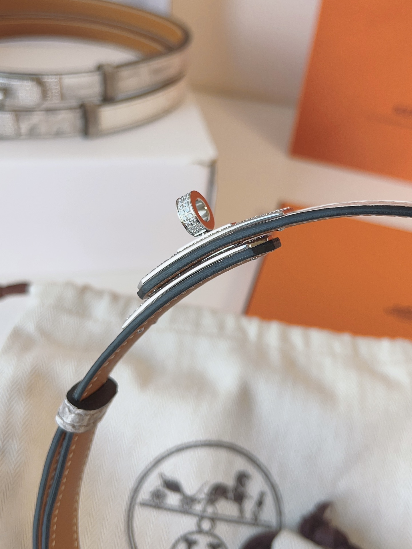 Hermes🇫🇷爱马仕  凯莉 喜马拉雅 进口尼罗鳄鱼皮  [色]正品1:1复刻  Kelly精品雕刻满钻五金扣  订制对版原版底  纯手缝蜡线女士腰带  均码可调节  配全套高级原版包装盒  P:2710