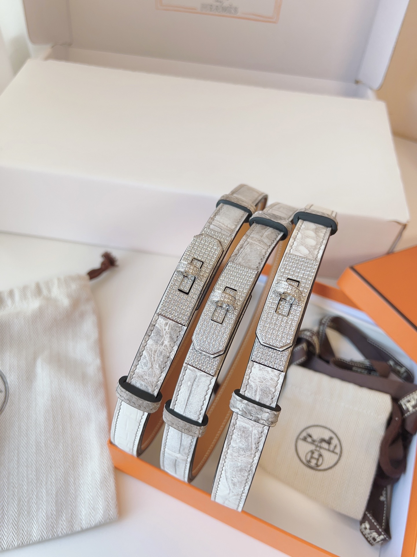 Hermes🇫🇷爱马仕  凯莉 喜马拉雅 进口尼罗鳄鱼皮  [色]正品1:1复刻  Kelly精品雕刻满钻五金扣  订制对版原版底  纯手缝蜡线女士腰带  均码可调节  配全套高级原版包装盒  P:2710