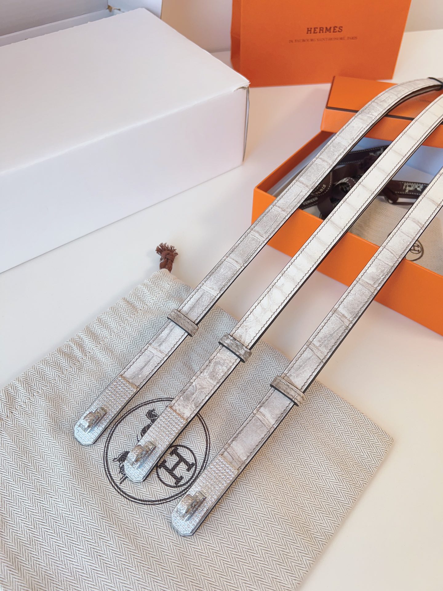 Hermes🇫🇷爱马仕  凯莉 喜马拉雅 进口尼罗鳄鱼皮  [色]正品1:1复刻  Kelly精品雕刻满钻五金扣  订制对版原版底  纯手缝蜡线女士腰带  均码可调节  配全套高级原版包装盒  P:2710