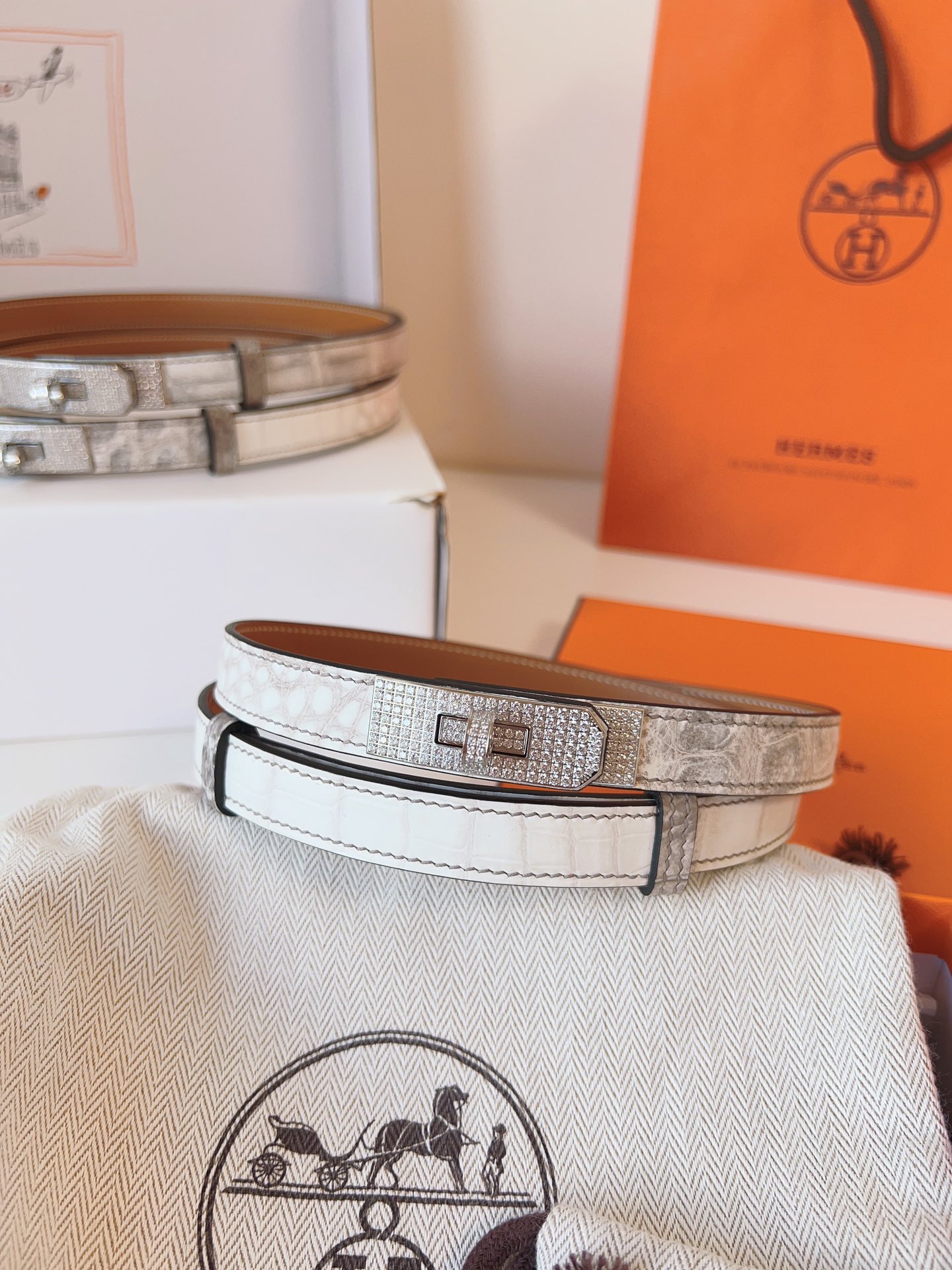 Hermes🇫🇷爱马仕  凯莉 喜马拉雅 进口尼罗鳄鱼皮  [色]正品1:1复刻  Kelly精品雕刻满钻五金扣  订制对版原版底  纯手缝蜡线女士腰带  均码可调节  配全套高级原版包装盒  P:2710