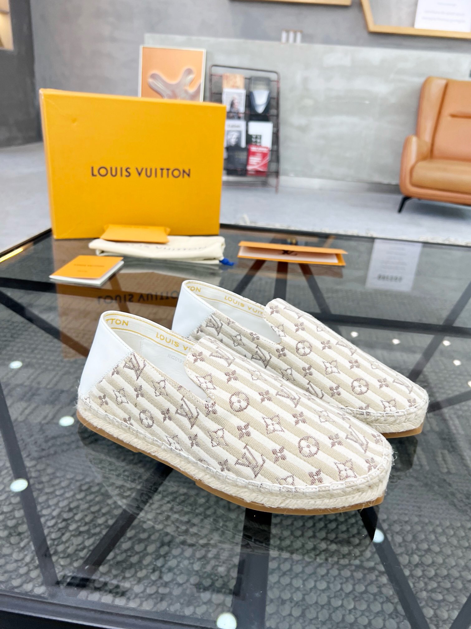 NO:218819,Brand LOUIS VUITTON original color matching code number 39-44 customized 38.45 price Material Louis Vuitton new fisherman shoes Fashion trendy style Boutique good products finely created upper original soft calfskin style fashionable dynamic cowhide jute woven rubber comfortable sole, Louis Vuitton, louis vuitton, louis vuitton, espadrilles, cowhide19860909品牌LOUIS VUITTON 颜色原版配色 码数39-44定做38.45 价格 材质路易威登新款渔夫鞋 时尚 潮流的版型 精品好货精细打造鞋面原版柔软小牛皮 版型时尚动感十足牛皮皮里黄麻编织橡胶舒适大底,路易威登,louis vuitton,louis vuitton,espadrilles,cowhide,Men's shoes