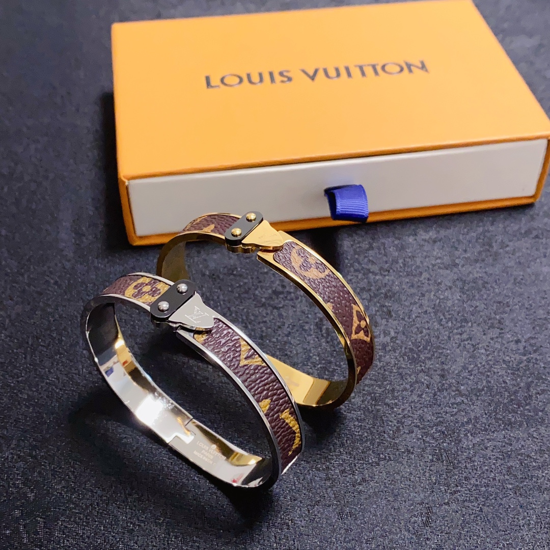 NO:106452,New product Original single product LV letter neutral leather printed leather bracelet Louis Vuitton Louis Vuitton counter consistent material Hot products shipped with unique design Retro avant-garde. Bracelet 14K seiko color protection version has been loved by MM since its launch. Every color has its unique brilliance!  The effect is very good!  The smallest one!  More durable than ordinary models, beautiful skin tone, fine jewelry, louis vuitton, louis vuitton, louis vuitton, bracelet19860909新品 原单货 LV字母中性款皮革印花皮手镯Louis Vuitton 路易威登 专柜一致材质 火爆款出货 设计独特 复古前卫.手镯14K精工保色版 从上市以来一直深受MM喜爱每一种颜色都有它独一无二的光彩！上手效果非常好看！最细小的一款！比普通款更耐看显肤色白皙,饰品精品,louis vuitton,louis vuitton,louis vuitton,bracelet,Jewelry