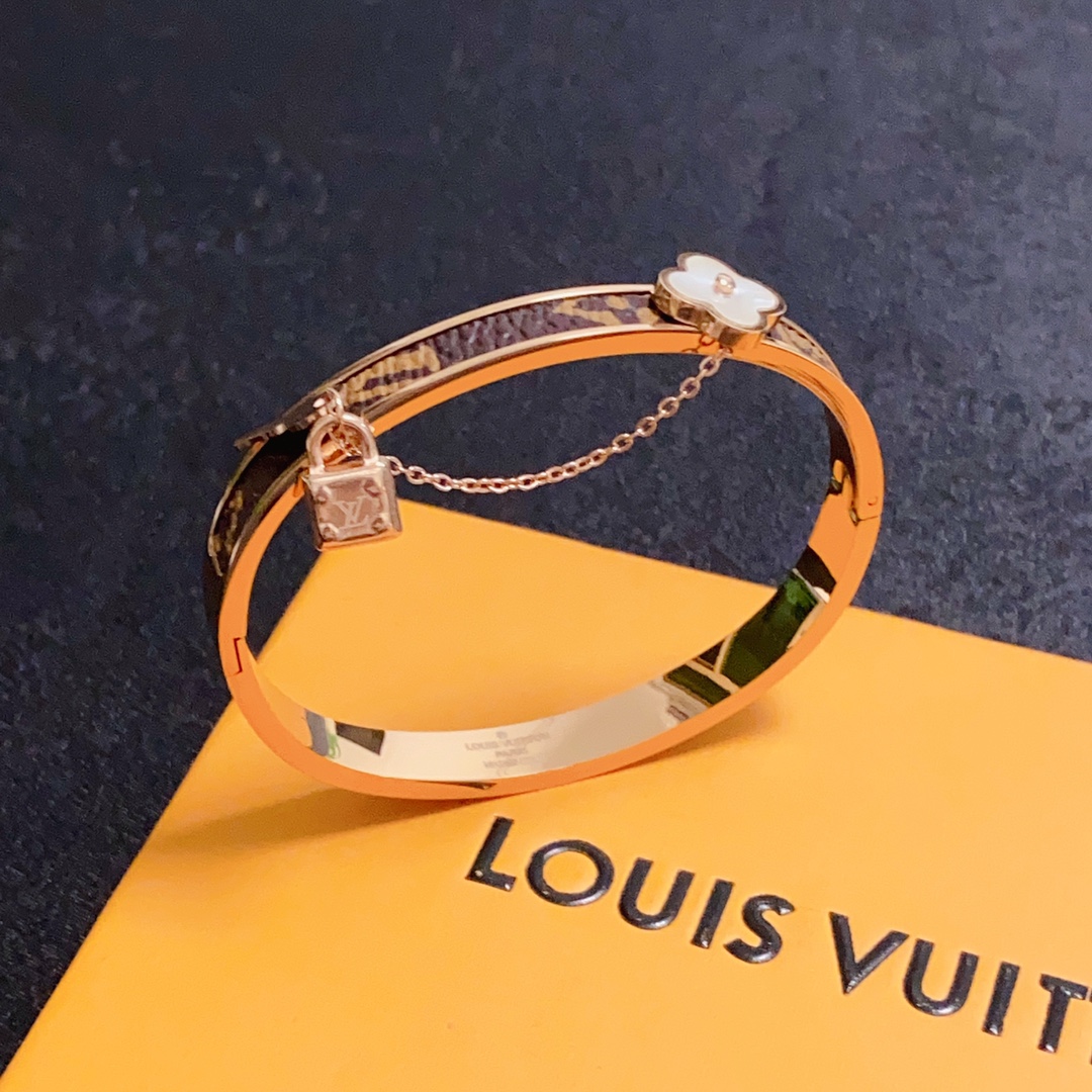 NO:106456,New product, original single product, LV neutral key lock four-leaf turf leather bracelet Louis Vuitton, Louis Vuitton, counter consistent material, hot model shipment, unique design, retro avant-garde. Bracelet 14K seiko color protection version has been loved by MM since its launch. Every color has its unique brilliance!  The effect is very good!  The smallest one!  More durable than ordinary models, beautiful skin tone, fine jewelry, louis vuitton, louis vuitton, louis vuitton, bracelet19860909新品 原单货 LV中性款钥匙锁头四叶草皮革手镯Louis Vuitton 路易威登 专柜一致材质 火爆款出货 设计独特 复古前卫.手镯14K精工保色版 从上市以来一直深受MM喜爱每一种颜色都有它独一无二的光彩！上手效果非常好看！最细小的一款！比普通款更耐看显肤色白皙,饰品精品,louis vuitton,louis vuitton,louis vuitton,bracelet,Jewelry