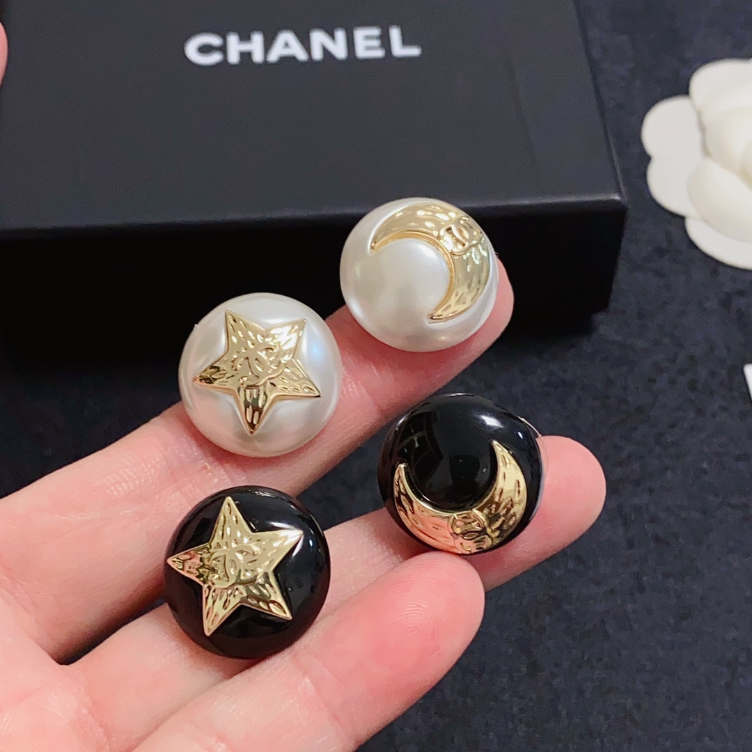 NO:106458,Popular hot selling, popular good goods official website new Xiaoxiang Double C letter Star Moon Earrings Earrings Ch@nel Original version is the same as the original order!  Every detail is comparable to the authentic counters. The only one in the industry in the world buys authentic versions. The latest model can be worn all year round, jewelry quality, earrings19860909人气热卖抢手好货官网新款小香双C字母星星月亮耳钉耳环Ch@nel原版一摸一样的原单货！每一个细节媲美专柜正品,业内仅此一家全世界专柜自购正品打版,最新款一年四季均可佩戴,饰品精品,earrings,Jewelry
