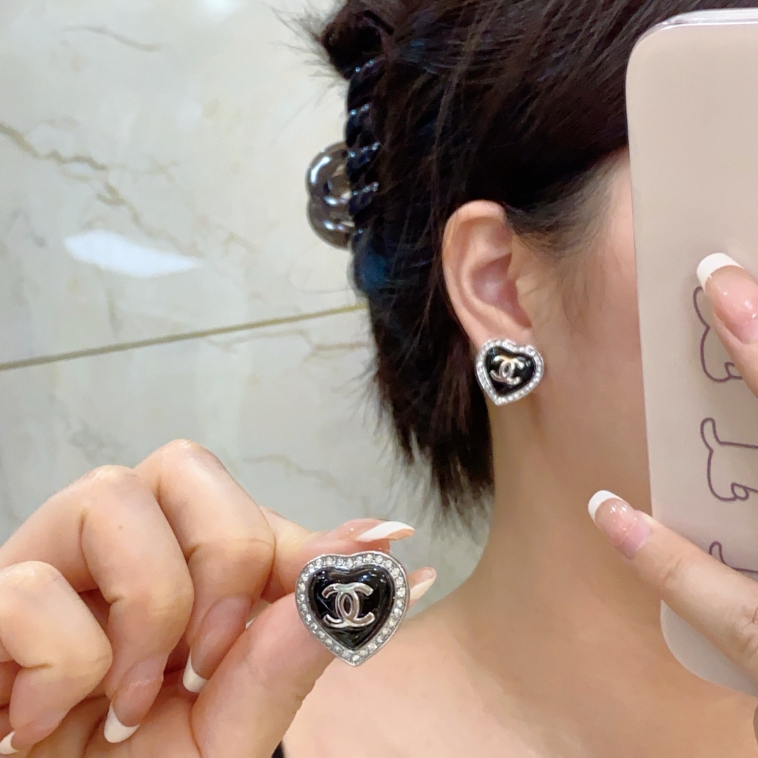 NO:106460,Chanel Chanel letter double C love black, transparent white diamond-set new earrings, beauty can never beat classics, Chanel in the golden age is the most classic.  It is also the most delicious woman, independent, elegant, charming, intellectual, retro, luxurious, not complicated, classic and versatile, simple but not simple!  925 silver needle earrings, jewelry quality, chanel, chanel, earrings, gold19860909Chanel香奈Chanel字母双C爱心黑色、透明白镶钻新款耳钉 美丽永远敌不过经典 黄金时期的香奈就是最经典．也是最有味道的 女人独立优雅魅力知性复古奢华不繁复 双C经典百搭 简约不简单！925银针耳环,饰品精品,chanel,chanel,earrings,gold,Jewelry