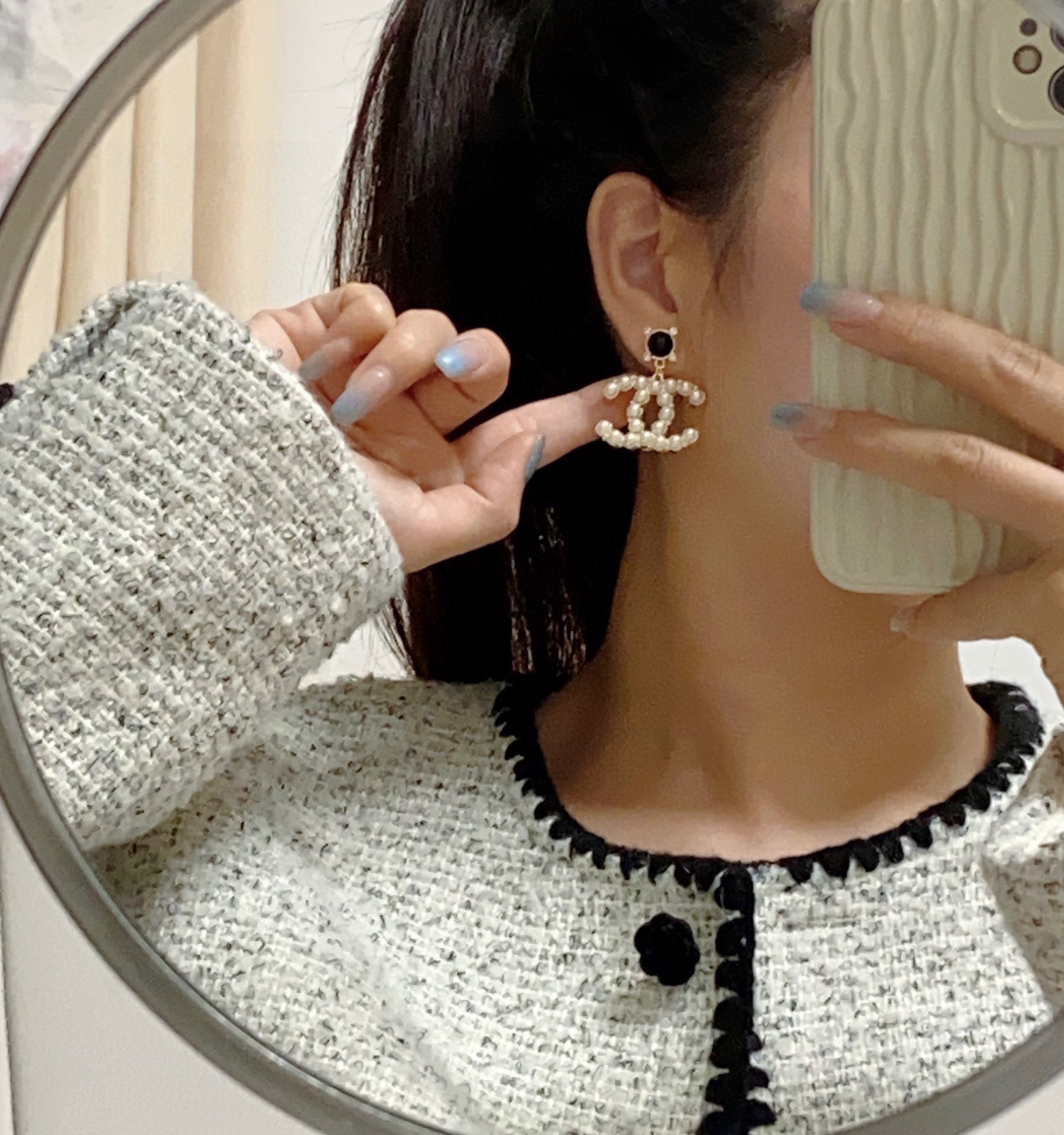 NO:106462,Xiaoxiang Chanel new style earrings, pearl earrings, hot-selling models in early spring, synchronous counter, exquisite workmanship, heavy industry version, super fairy-like, super careful, no loopholes, comparable to zp, buy it, make money, jewelry, chanel, earrings19860909小香chanel新款耳钉 珍珠耳环 早春热销款 同步专柜 做工精致细腻 重工版本 超级仙女唯美的一款 超级细心无漏洞 媲美zp 买到就是赚到,饰品精品,chanel,earrings,Jewelry