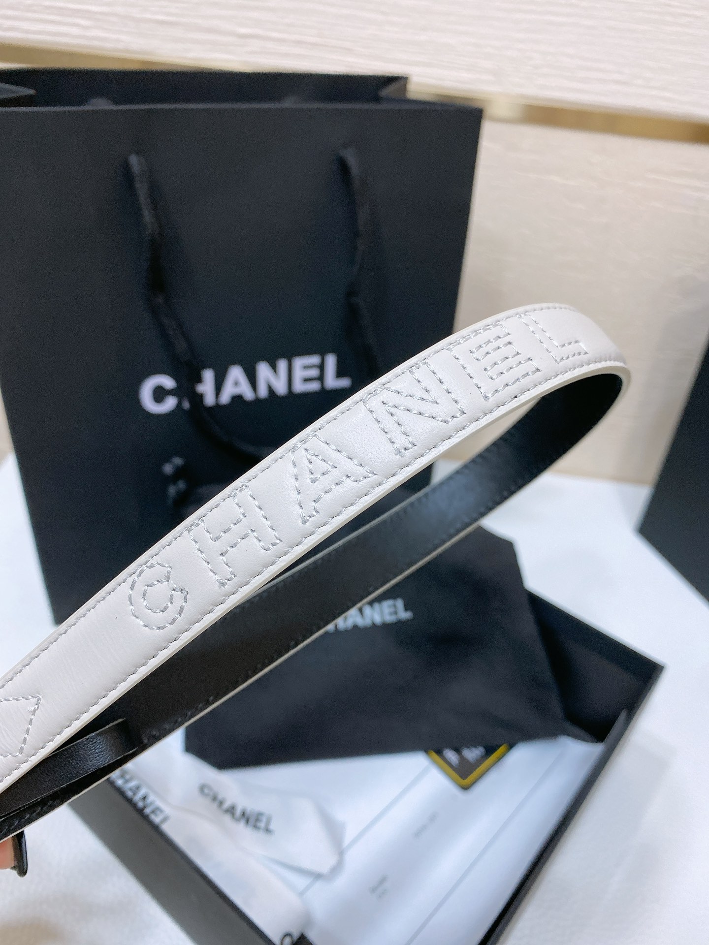 chanel24c水钻字母logo搭扣进口羊皮绣花带身绣有CHANEL字样2.0cm精品