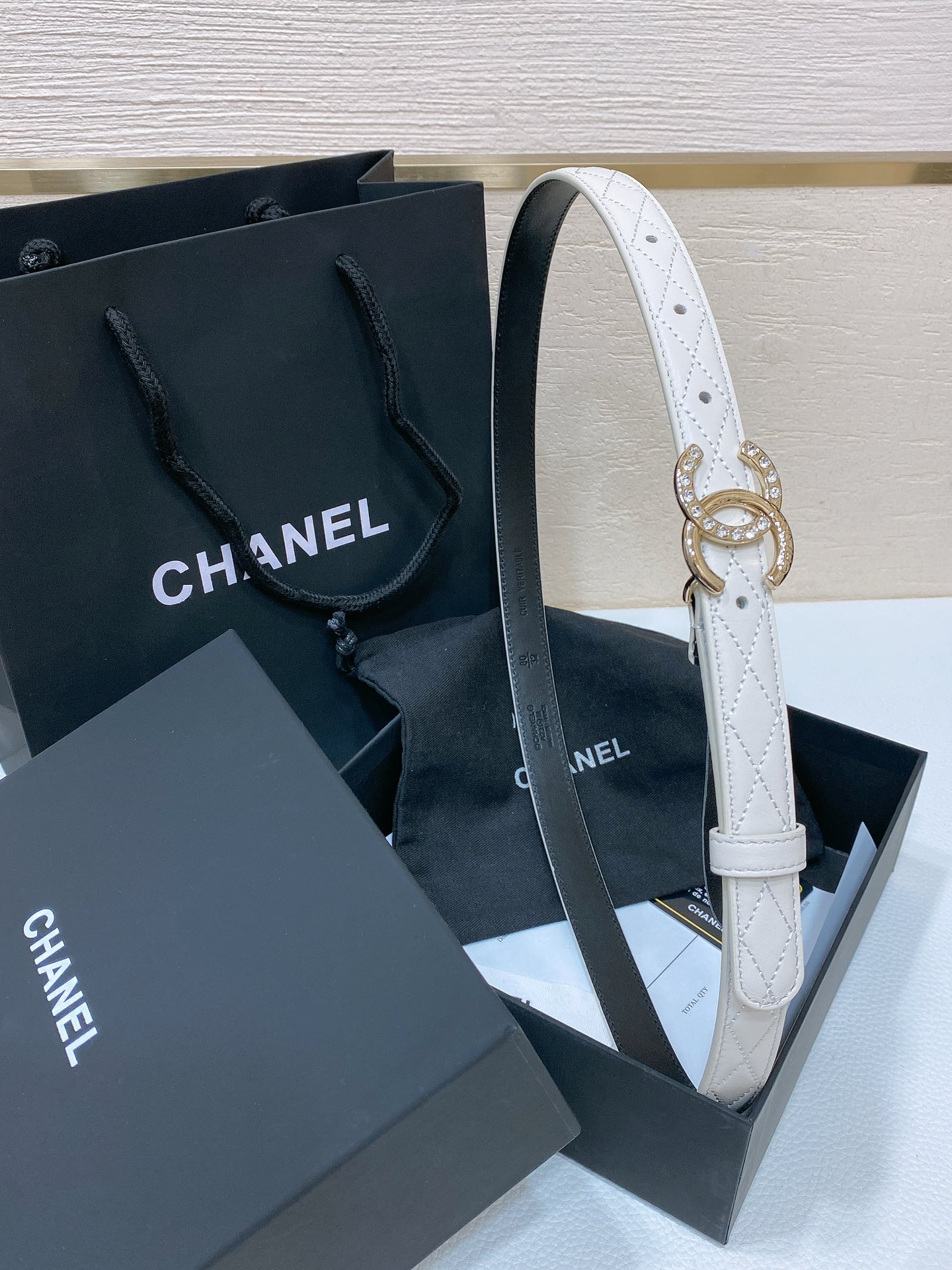 chanel24c水钻字母logo搭扣进口羊皮绣花带身绣有CHANEL字样2.0cm精品