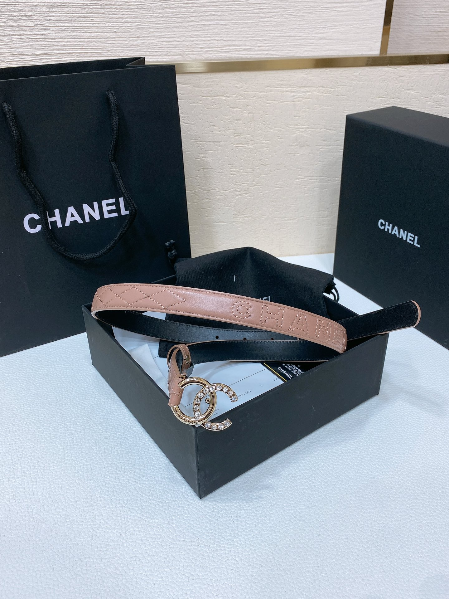 chanel24c水钻字母logo搭扣进口羊皮绣花带身绣有CHANEL字样2.0cm精品