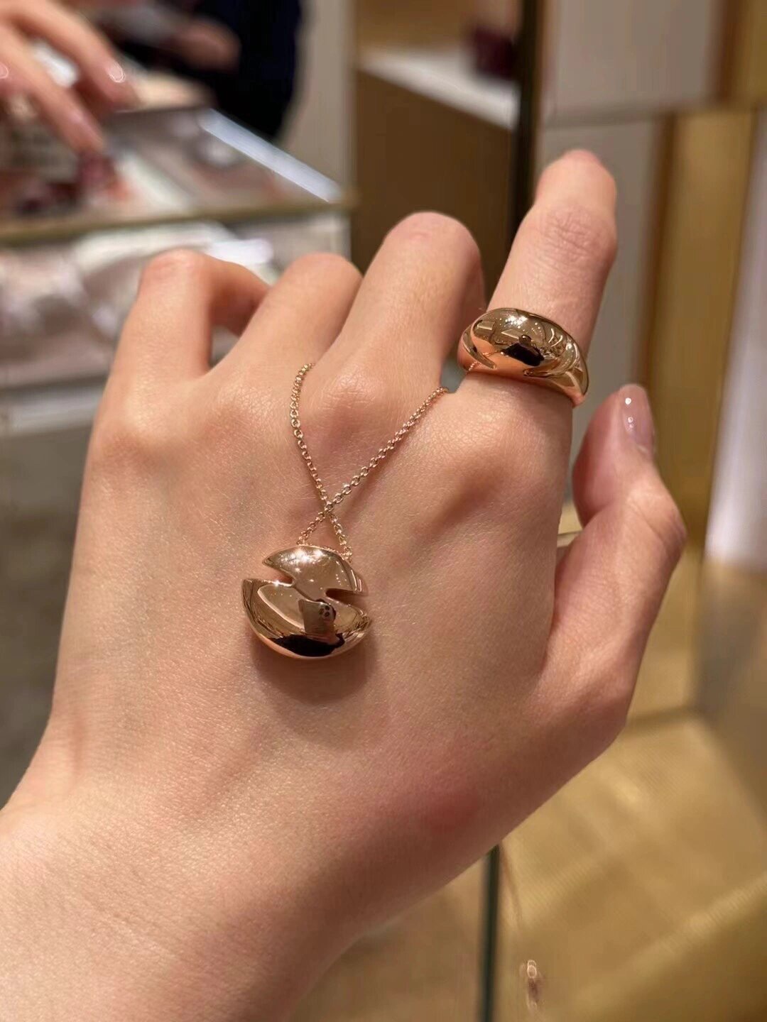 Luxurious 18K Gold Ring in CABOCHON Series with Roman-inspired Design - 图片 9