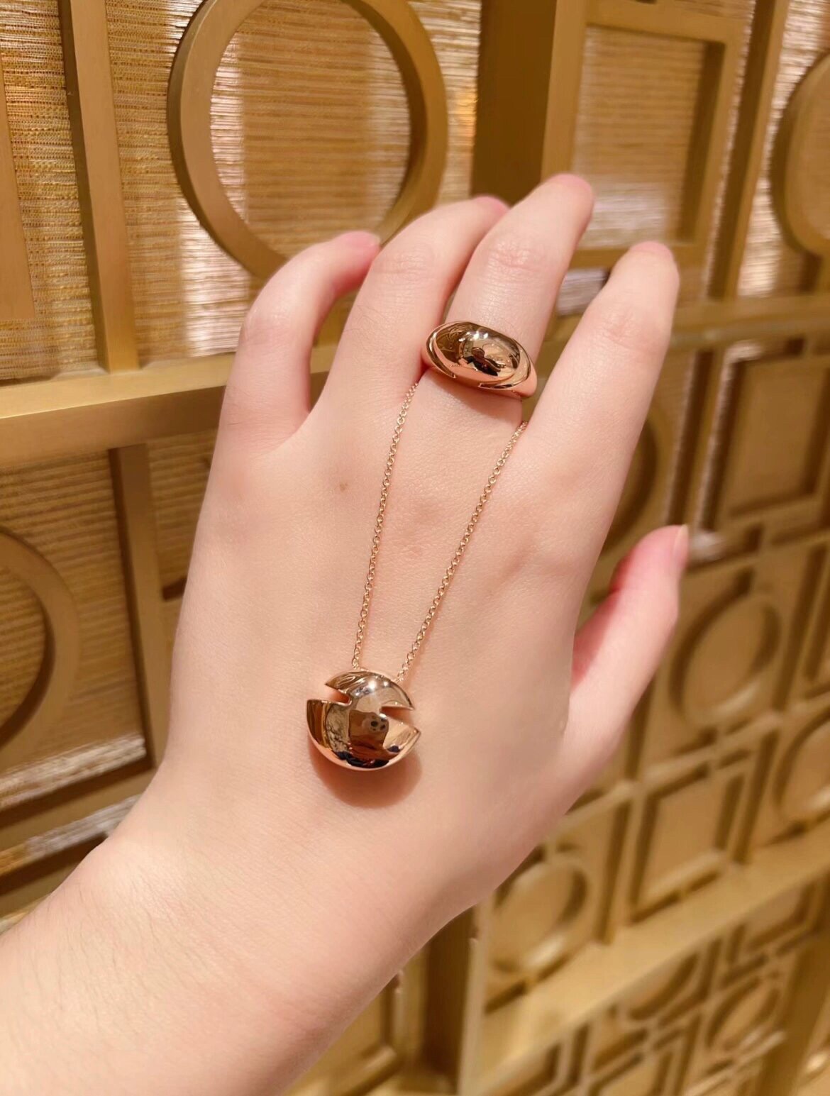 Luxurious 18K Gold Ring in CABOCHON Series with Roman-inspired Design - 图片 5