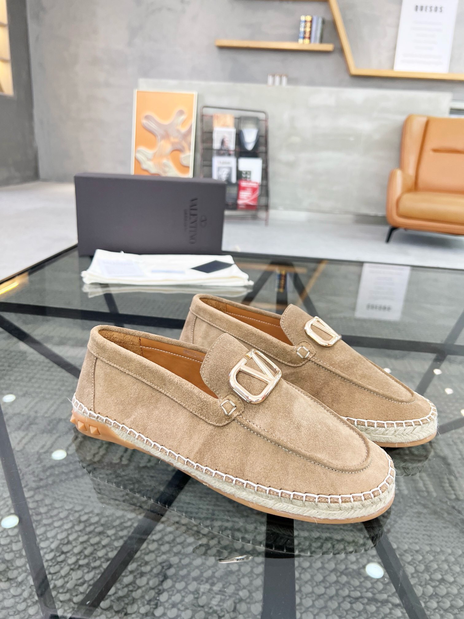 NO:218825,Brand VALENTINO Color original color matching Number 39-44 Customized 38.45 Price Material Valentino new fisherman shoes Fashion trendy style Boutique good products finely created upper original soft calfskin style fashionable dynamic cowhide woven rubber comfortable sole, Valentino casual shoes, valentino, valentino, espadrilles, cowhide19860909品牌VALENTINO 颜色原版配色 码数39-44定做38.45 价格 材质华伦天奴新款渔夫鞋 时尚 潮流的版型 精品好货精细打造鞋面原版柔软小牛皮 版型时尚动感十足牛皮皮里黄麻编织橡胶舒适大底,华伦天奴休闲鞋,valentino,valentino,espadrilles,cowhide,Men's shoes