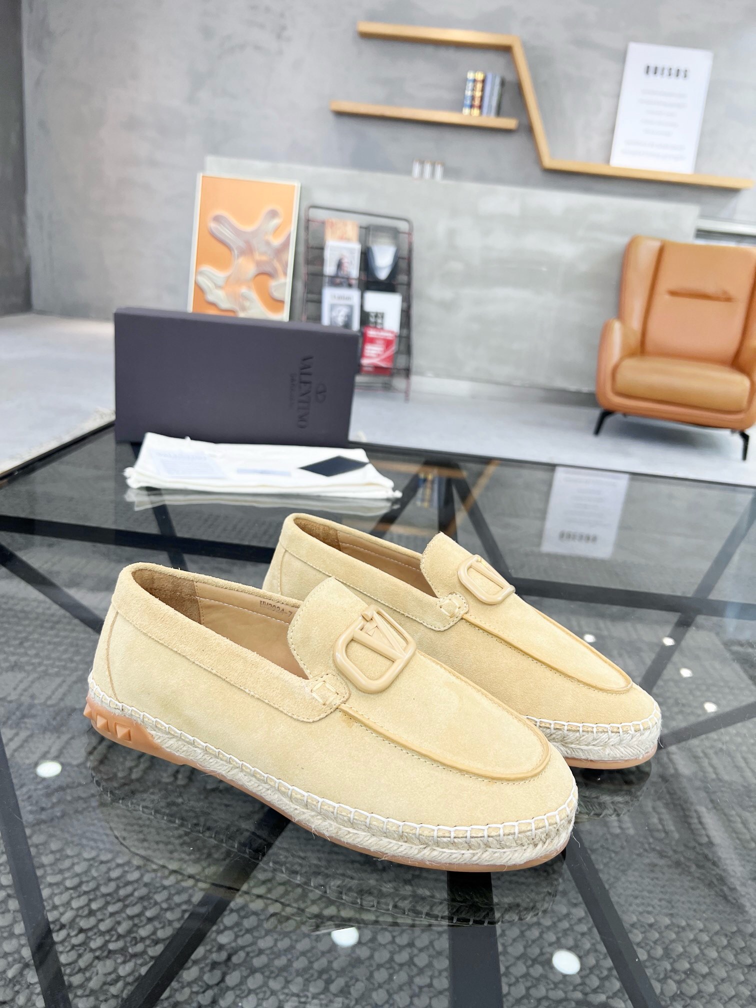 NO:217242,Brand VALENTINO Color original color matching Number 39-44 Customized 38.45 Price Material Valentino new fisherman shoes Fashion trendy style Boutique good products finely created upper original soft calfskin style fashionable dynamic cowhide woven rubber comfortable sole, Valentino casual shoes, valentino, valentino, espadrilles, cowhide19860909品牌VALENTINO 颜色原版配色 码数39-44定做38.45 价格 材质华伦天奴新款渔夫鞋 时尚 潮流的版型 精品好货精细打造鞋面原版柔软小牛皮 版型时尚动感十足牛皮皮里黄麻编织橡胶舒适大底,华伦天奴休闲鞋,valentino,valentino,espadrilles,cowhide,Men's shoes