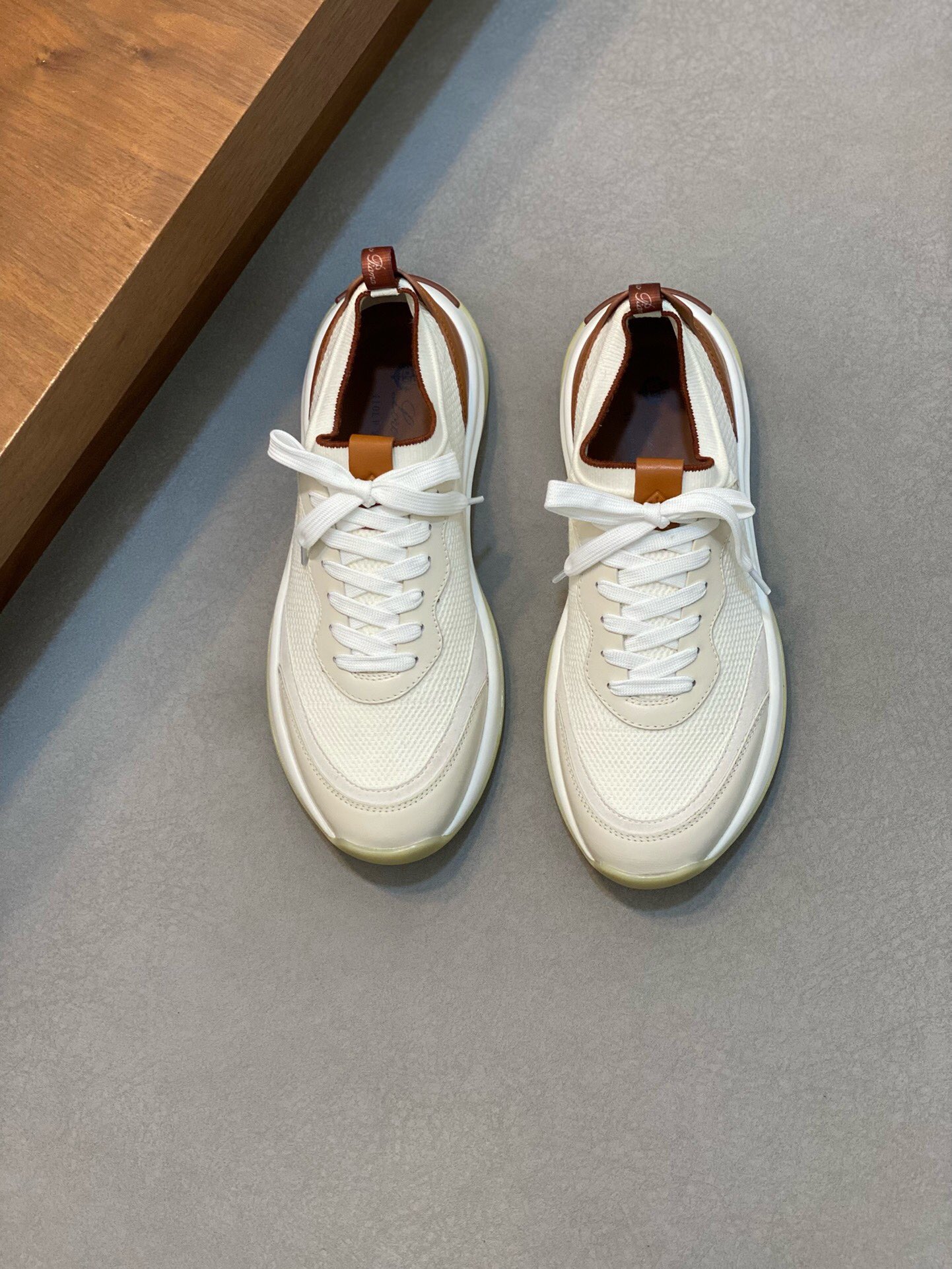 NO:219547,Brand Loro Piana color original color matching code number 39-44 customized 38.4546 price Material Nouo Pianya autumn hot product shipped!  The window style LoroPiana mesh cowhide casual sports men's shoes This casual shoe is knitted with Wind fiber, presenting a unique three-dimensional effect. The unique style is slightly narrowed in the middle and is embellished with Naba Leather. The light rubber sole and edge studs enhance grip and stability. The functional details of the shoe are full of modern aesthetics. The upper uses hot melt edge sealing process. The light technical material of the Kummel color rubber outsole is inlaid with cushioning pads on the inner side of the sole, which makes the weight distribution more even and reduces the load during travel. The leather eyelets are directly placed on the upper fixed to the sole to ensure stability. The rear is equipped with cushioning pads to enhance the comfort of wearing. LP casual shoes, loro piana, loro piana, cowhide19860909品牌Loro Piana 颜色原版配色 码数39-44定做38.4546 价格 材质诺悠翩雅秋季爆款出货！橱窗款LoroPiana网面牛皮休闲运动男鞋 这款休闲鞋采用Wind纤维针织而成,呈现出别致的立体效果,独特的版型在中段轻微变窄,并以纳巴革细节点缀.轻盈橡胶鞋底和边缘的鞋钉增强抓地力和稳定性,充满现代美感的功能细节设计为鞋子平添了运动风格.鞋面使用热熔封边工艺 Kummel色橡胶外底的轻盈技术材料鞋底内侧镶嵌着缓冲垫,让重量分配更平均,减轻行进间的负荷 皮革鞋眼直接设于固定在鞋底的鞋面上,以确保稳定性 后部搭配缓冲垫,以提升穿着舒适感,LP休闲鞋,loro piana,loro piana,cowhide,Men's shoes