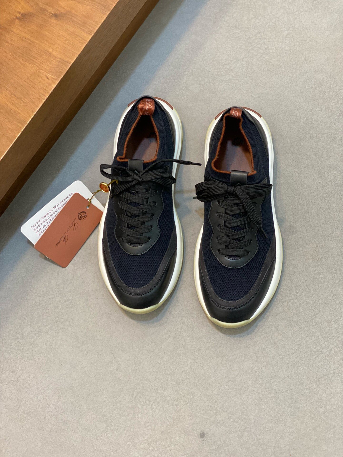 NO:217811,Brand Loro Piana color original color matching code number 39-44 customized 38.4546 price Material Nouo Pianya autumn hot product shipped!  The window style LoroPiana mesh cowhide casual sports men's shoes This casual shoe is knitted with Wind fiber, presenting a unique three-dimensional effect. The unique style is slightly narrowed in the middle and is embellished with Naba Leather. The light rubber sole and edge studs enhance grip and stability. The functional details of the shoe are full of modern aesthetics. The upper uses hot melt edge sealing process. The light technical material of the Kummel color rubber outsole is inlaid with cushioning pads on the inner side of the sole, which makes the weight distribution more even and reduces the load during travel. The leather eyelets are directly placed on the upper fixed to the sole to ensure stability. The rear is equipped with cushioning pads to enhance the comfort of wearing. LP casual shoes, loro piana, loro piana, cowhide19860909品牌Loro Piana 颜色原版配色 码数39-44定做38.4546 价格 材质诺悠翩雅秋季爆款出货！橱窗款LoroPiana网面牛皮休闲运动男鞋 这款休闲鞋采用Wind纤维针织而成,呈现出别致的立体效果,独特的版型在中段轻微变窄,并以纳巴革细节点缀.轻盈橡胶鞋底和边缘的鞋钉增强抓地力和稳定性,充满现代美感的功能细节设计为鞋子平添了运动风格.鞋面使用热熔封边工艺 Kummel色橡胶外底的轻盈技术材料鞋底内侧镶嵌着缓冲垫,让重量分配更平均,减轻行进间的负荷 皮革鞋眼直接设于固定在鞋底的鞋面上,以确保稳定性 后部搭配缓冲垫,以提升穿着舒适感,LP休闲鞋,loro piana,loro piana,cowhide,Men's shoes