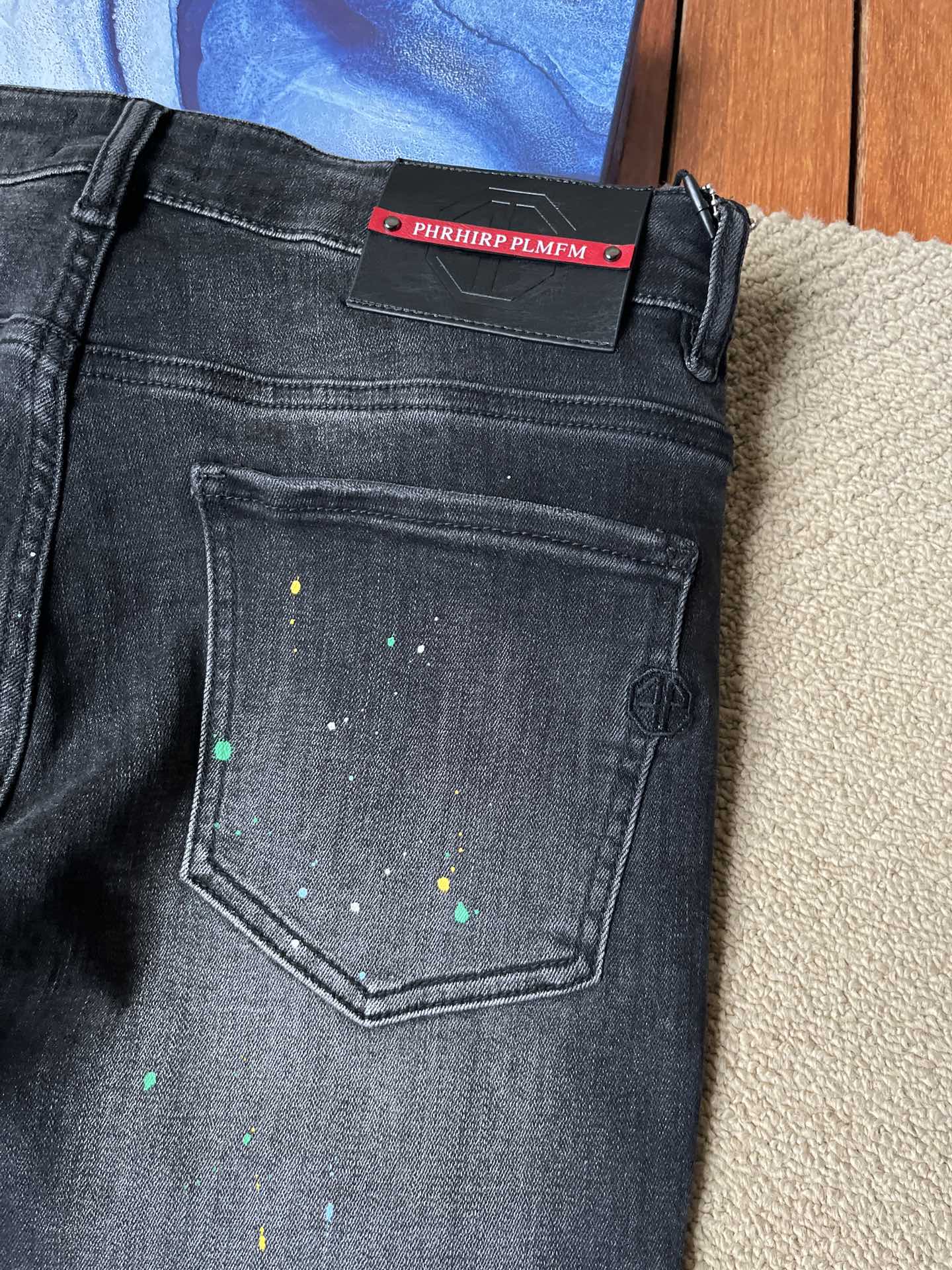 PP *、重工水洗休闲牛仔裤,进口水洗弹力面料,舒适有弹性,独特设计,版型超正,舒适透气,档次极高,专柜品质,上身帅气十足,码数 8
