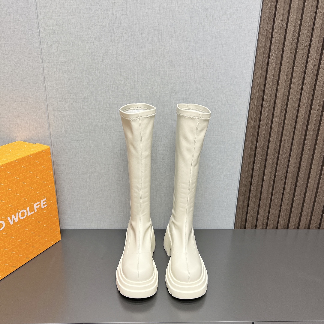 NO:493879,: 'Exclusive Top Version' nakedwolf*24vs autumn latest show Hate Sky High Waterproof Platform Fashion Boot Series... [Sponge Cake Thick Sole Elastic High Boots] nakedwolf*e Ned Wolf is a London fashion designer brand. It is well-known for its wolf head. It is famous for its thick and crisp design. It is committed to creating bold and avant-garde shoes. This fashion boot is the master of the Naed Wolf family. The original mold is opened, and the details are restored... Upper: Original custom head leather Inner: Custom towel velvet Flour Flour Flour Outsole: Custom rubber sole Heel height: 6cm Size: 35-39 (40 customization without return) Packaging: Original full set of packaging Color: white, boots, boots, cowhide19860909:《独家顶级版本》 nakedwolf*24vs秋季最新秀场恨天高防水台时装靴系列……【松糕厚底弹力高靴】 nakedwolf*e 耐德·沃夫是一家伦敦时装设计师品牌,狼头的知名标识,在奢侈品界享有盛誉,以厚实而挺括的设计著称,致力于打造大胆前卫的鞋履,这一款时装靴更是耐得·沃夫家族中的集大成者,原版开模,1:1细节还原…… 鞋面:原版定制头层牛皮 内里:定制毛巾绒 垫脚:定制毛巾绒 大底:定制橡胶底 跟高:6cm 码数:35-39（40定制不退换） 包装:原版全套包装 颜色:白色,靴子,boots,cowhide,Women's Shoes