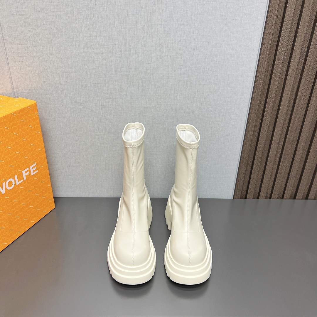 NO:493885,: 'Exclusive Top Version' nakedwolf*24vs autumn latest show Hentiangao waterproof platform fashion boot series... [Sponge cake thick-soled stretch boots] nakedwolf*e Nedwolf is a London fashion designer brand. It is well-known for its wolf head. It is famous for its thick and crisp design. It is committed to creating bold and avant-garde shoes. This fashion boot is the master of the Naedwolf family. The original mold is opened, and the details are restored... Upper: Original custom head leather Inner: Custom towel velvet Flour Flour Flour Outsole: Custom rubber sole Heel height: 6cm Size: 35-39 (40 customization without return) Packaging: Original full set of packaging Color: white, boots, boots, cowhide19860909:《独家顶级版本》 nakedwolf*24vs秋季最新秀场恨天高防水台时装靴系列……【松糕厚底弹力短靴】 nakedwolf*e 耐德·沃夫是一家伦敦时装设计师品牌,狼头的知名标识,在奢侈品界享有盛誉,以厚实而挺括的设计著称,致力于打造大胆前卫的鞋履,这一款时装靴更是耐得·沃夫家族中的集大成者,原版开模,1:1细节还原…… 鞋面:原版定制头层牛皮 内里:定制毛巾绒 垫脚:定制毛巾绒 大底:定制橡胶底 跟高:6cm 码数:35-39（40定制不退换） 包装:原版全套包装 颜色:白色,靴子,boots,cowhide,Women's Shoes