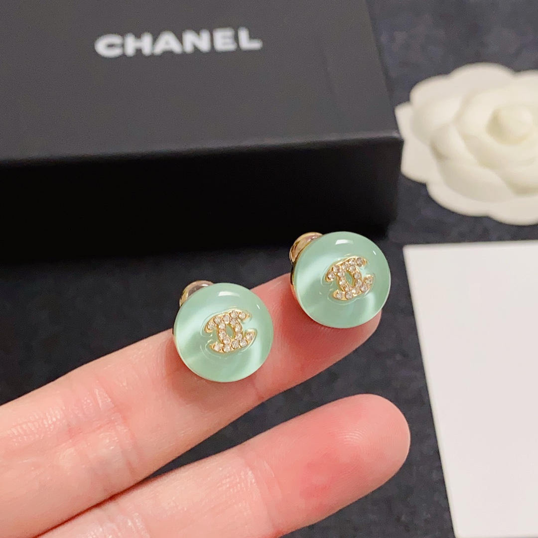 NO:106451,New Chanel Xiaoxiang Double C Simple Summer Jelly Blue Diamond-Inlayed Small Earrings This earring is really super beautiful. It looks simple in design but has a good wearing effect. Even the small earlobe like me is very okzp brass material. The upper ear is super elegant and elegant, the jewelry is boutique, chanel, earrings19860909新款 Chanel 小香双C简约夏季果冻蓝色镶钻小耳钉这款耳环真的超级美看着设计简单但是佩戴效果好看到爆就连我这种小耳垂的也很okzp黄铜材质 上耳超气质优雅,饰品精品,chanel,earrings,Jewelry