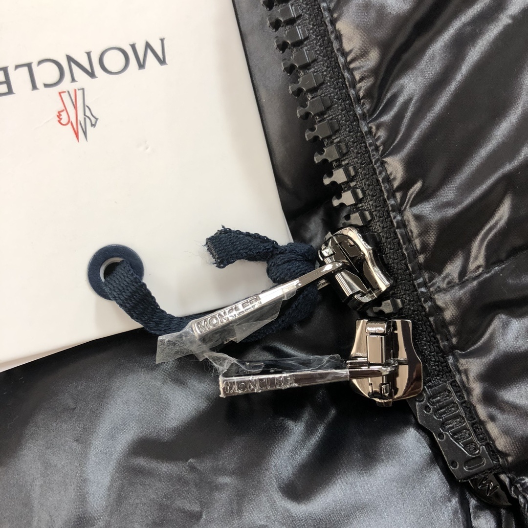 💚——————女款MONCLER. 蒙口 冬季新款女士长款连帽羽绒服专柜同步在售🛒Cavettaz长款羽
