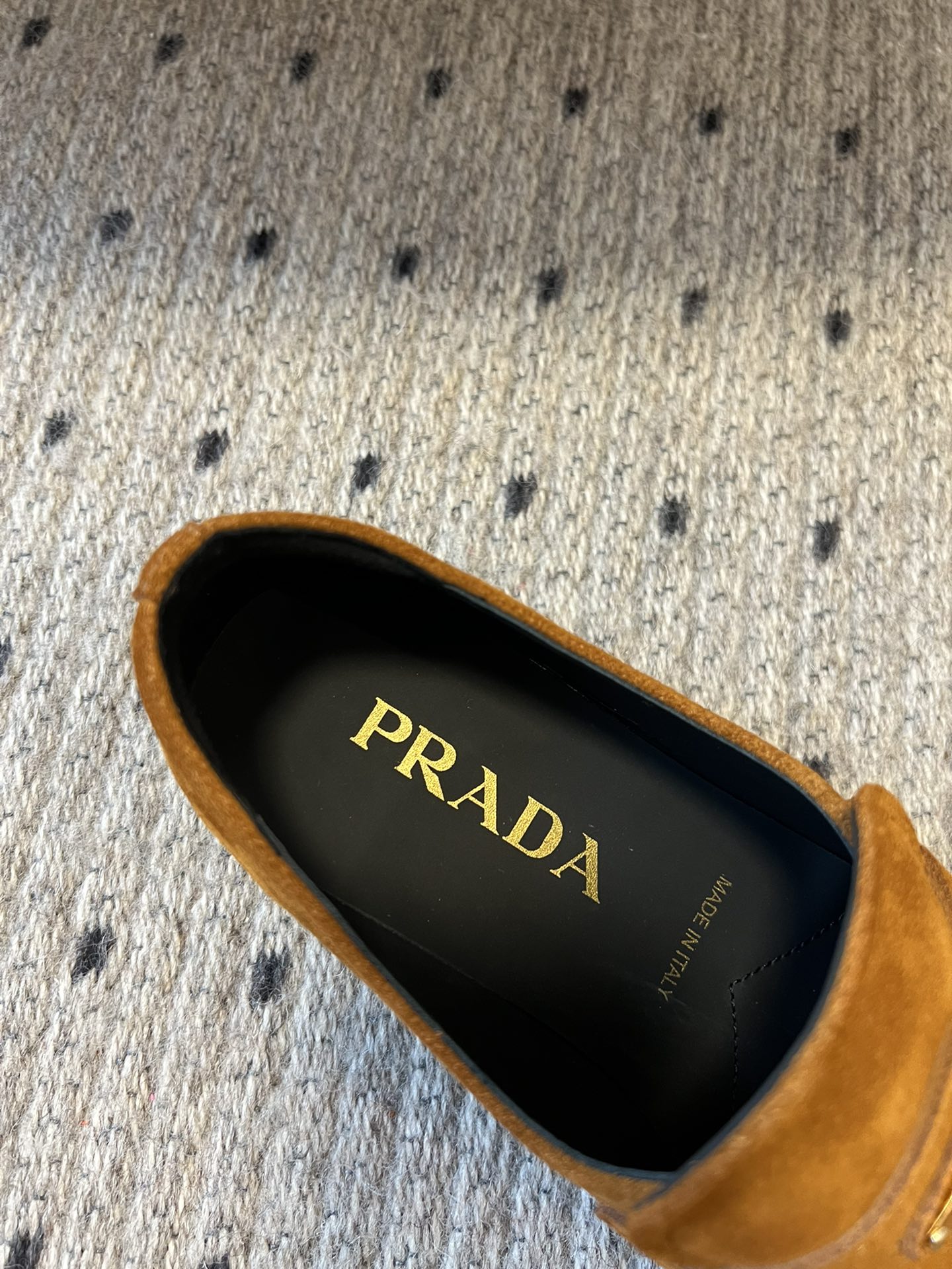 Prad*24ss最新爆款麂皮乐福鞋千呼万唤始出来啦肉眼可见的高级！秋季新款最新款普拉麂皮乐福鞋这款舒适