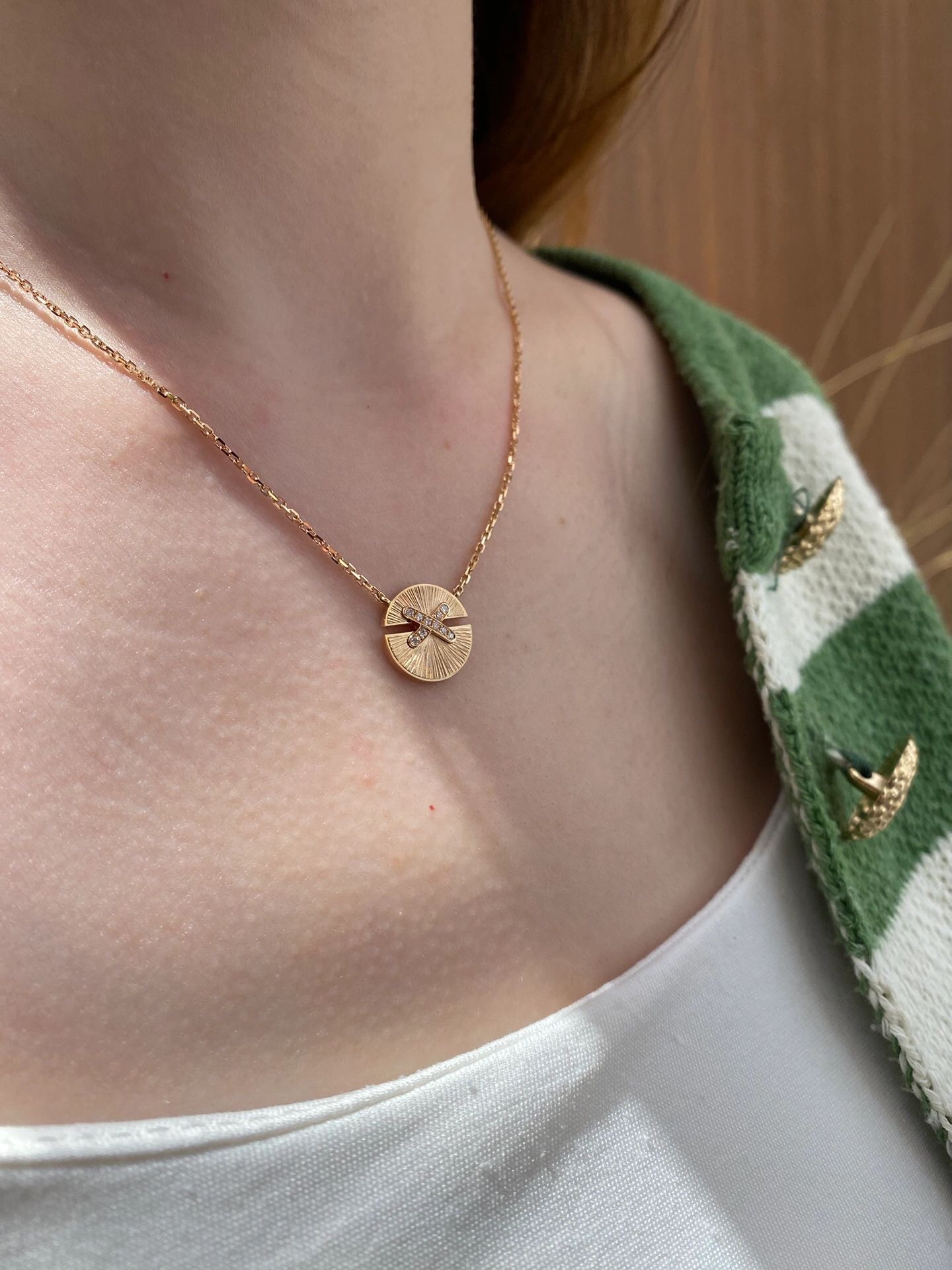 Luxurious 18K Gold Laser Cross Necklace with Unique Design and Fine Craftsmanship - 图片 4