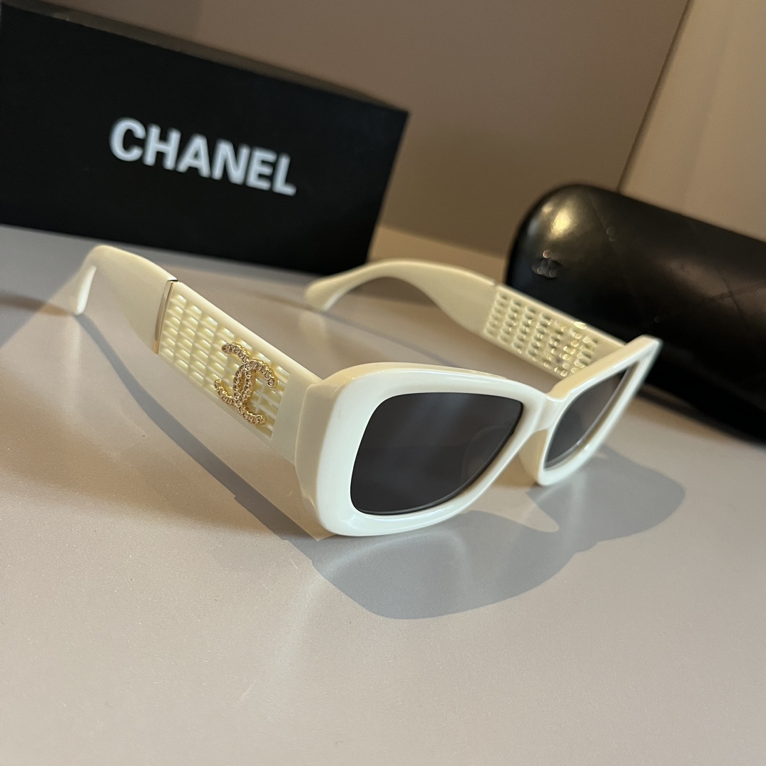 best website for replica
 Chanel Sunglasses Gold Vintage