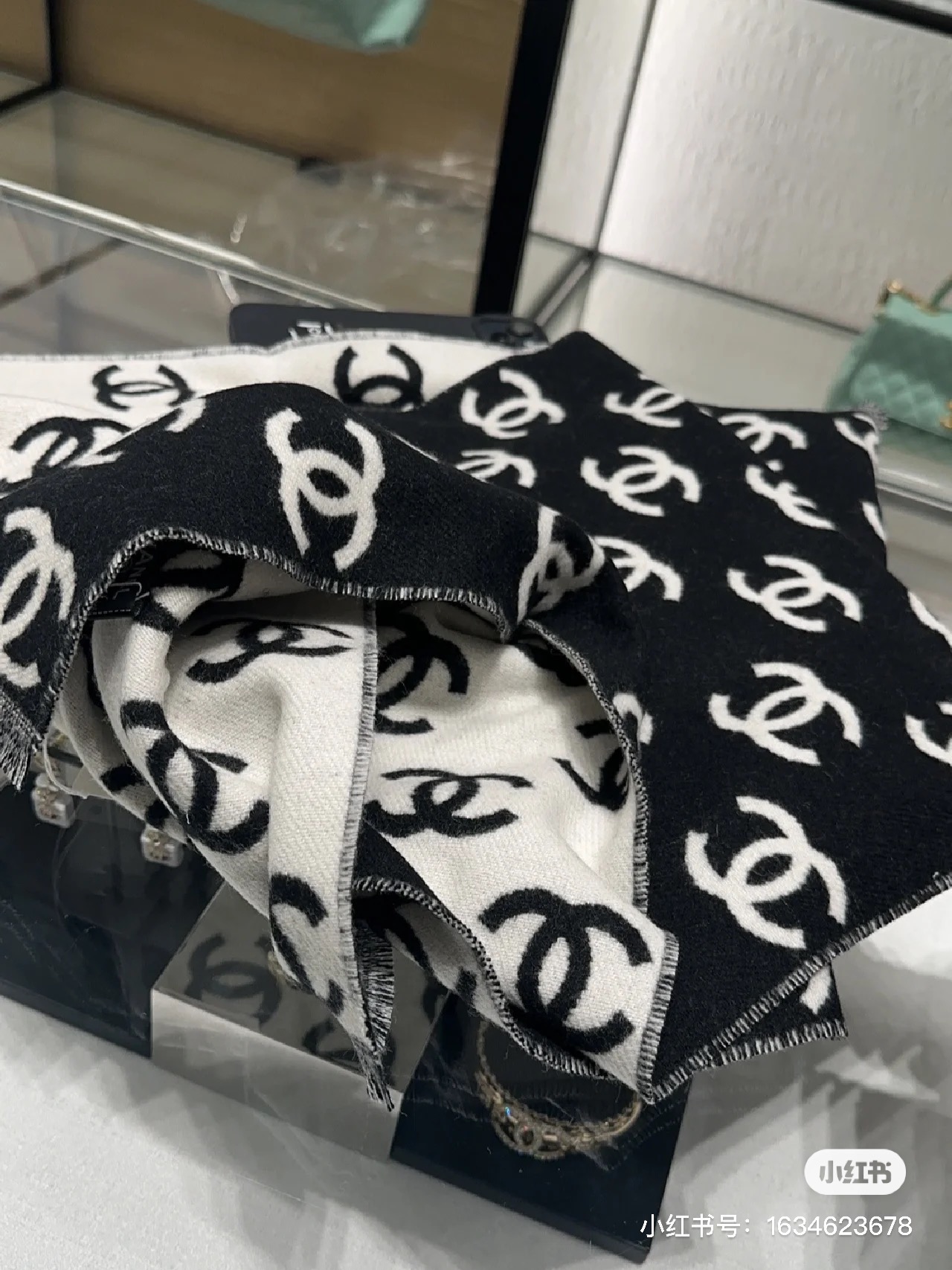 Buy Cheap Replica
 Chanel Scarf Top Grade
 Black White