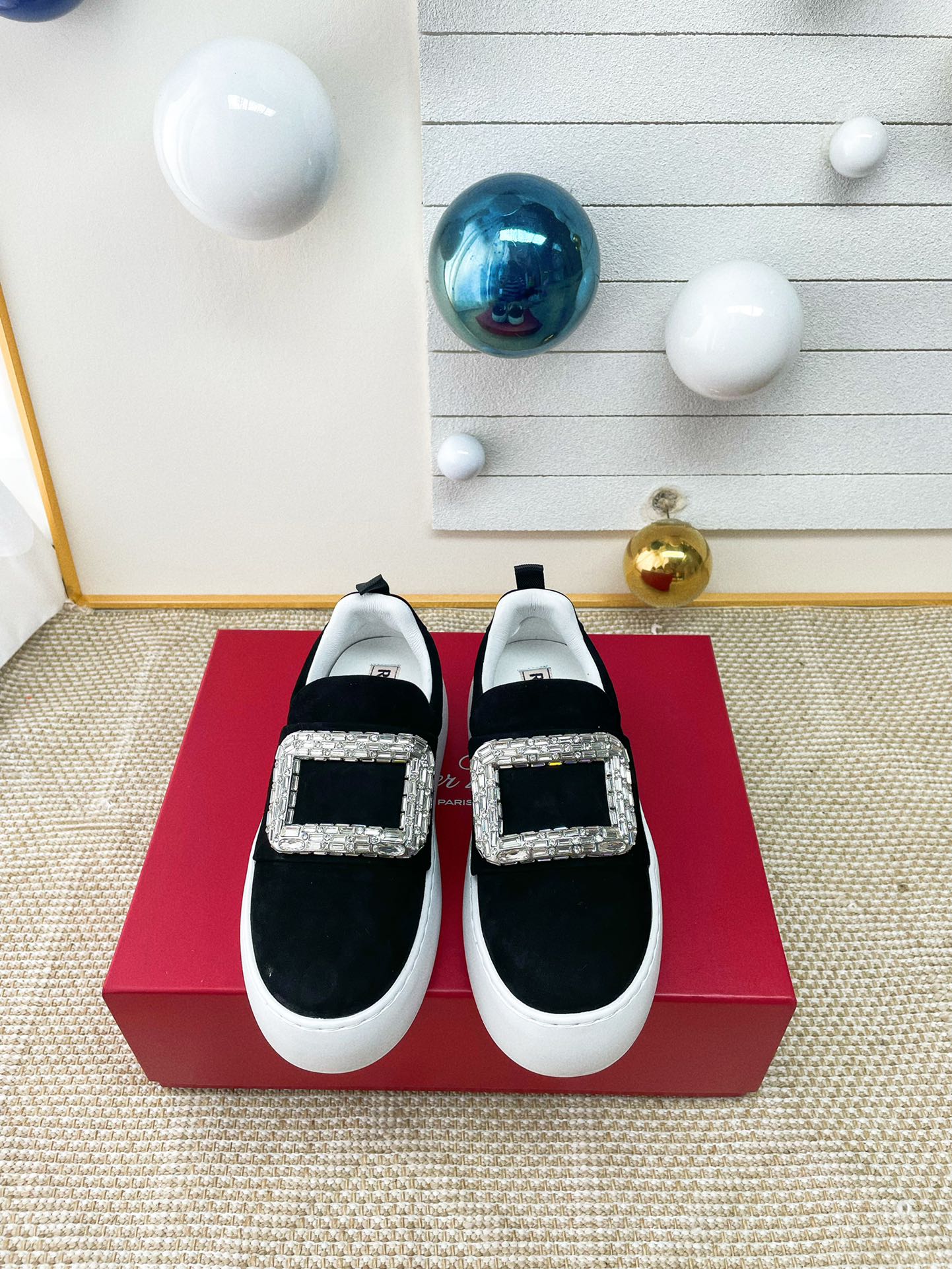 NO:589996,* 26 spring and summer new models Zhou Dongyu~Tang Yan~linda's same style dream love shoes RV square buckle white shoes!  The trend of light exercise is coming, and it is very suitable for girls who want to increase their height!  Perfectly stretches the leg lines. Original replica. Super correct version. Perfect details of workmanship. Very comfortable on the feet. Elegant and versatile. Original molding (not the ordinary version on the market). Original customized foam outsole. Material: Original customized cowhide upper. Imported breathable sheepskin lining. Hardware. Original 11 molded diamond buckle. Size: 35-40 yards. 40 customized styles (made in the whole series). Must-have casual style for travel~driving~sports,,cowhide,sheepskin19860909* 26春夏新款周冬雨~唐嫣~linda同款 梦中情鞋RV方扣小白鞋！轻运动风潮来袭,想要增高的小姐姐非常适合这款！完美拉伸腿部线条 原版复刻 版型超正 做工细节完美 ,上脚非常舒适 高雅百搭.原版开模（不是市场的普通版本） 鞋底原版定制发泡大底 材质:原版定制牛皮鞋面 内里进口透气羊皮内里 五金原版11开模钻扣 码数35-40码 40定制款式（全系列做齐） 旅游~开车~运动必备休闲款,,cowhide,sheepskin,Men's shoes