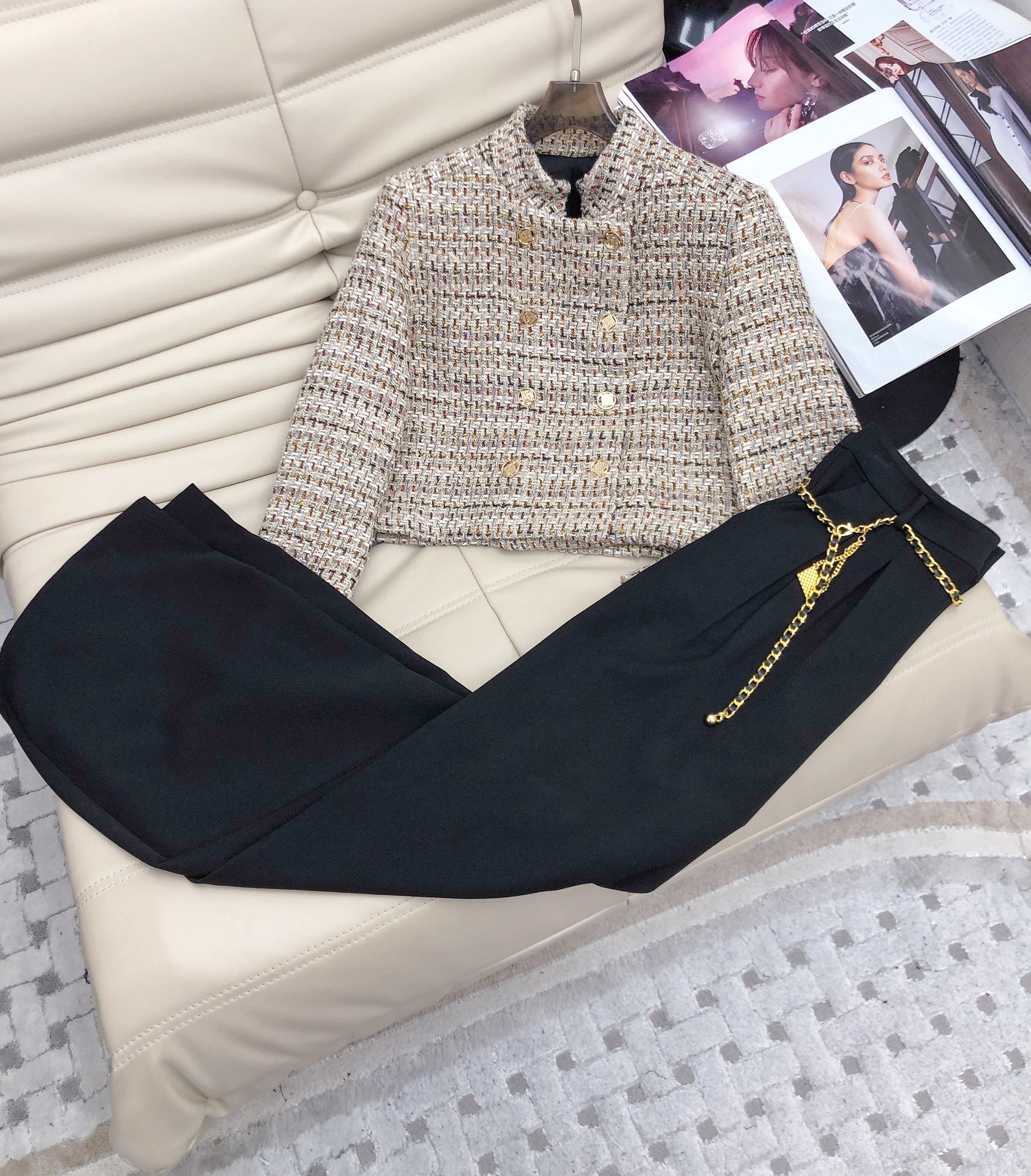 NO:496714,Pants P. 25-year SS jacket + high-waisted pants suit How can you miss out on autumn and winter suit temperament small round neck design full of high-end texture. A set of matching is super elegant, versatile and white, and the texture is super good. It is suitable for taking photos or important occasions!  SML, Jackets & coats,alexander wang19860909外套裤子P.25年SS外套+高腰裤子套装 秋冬怎么能少得了的套装气质小圆领设计 满满的高级质感 一套搭配超级显气质 百搭又显白 质感超赞 拍照或者重要场合都很合适 ！SML,,jackets & coats,alexander wang,Women's clothing