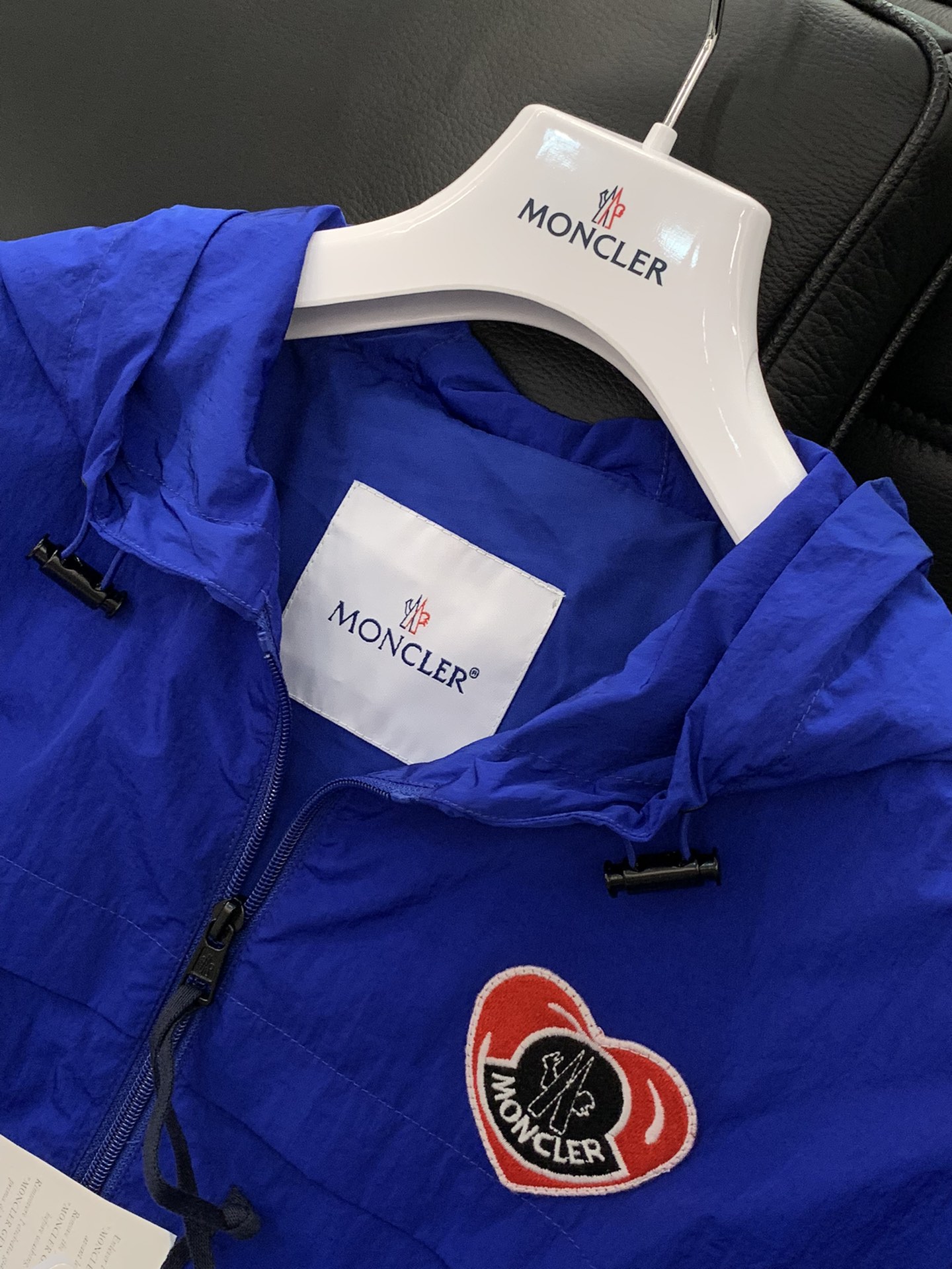  Moncler 蒙口，2025春季最新品，专柜同步有售，原单狠货，时尚休闲连帽外套，上身舒适！吸睛而有