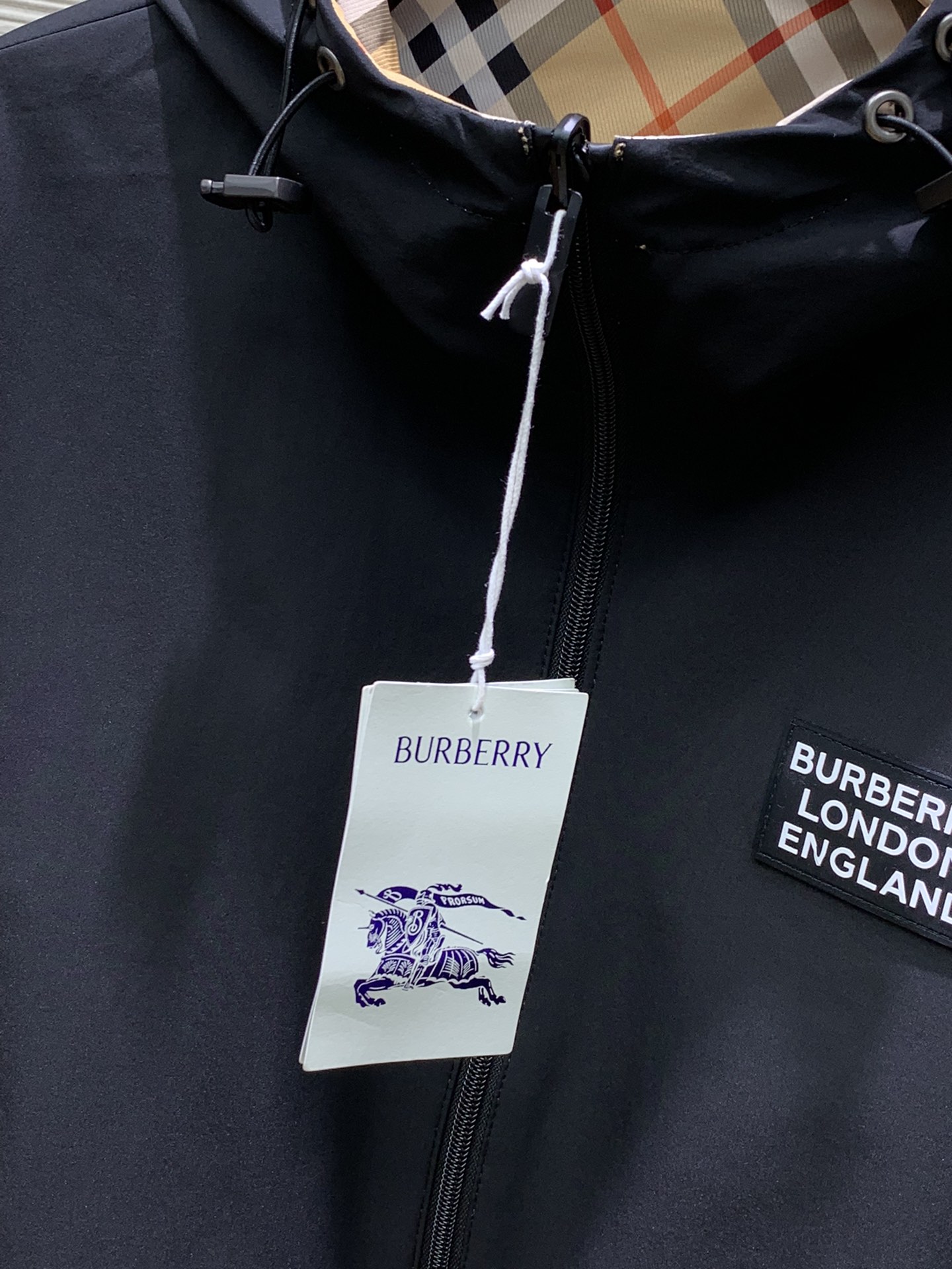 ，Burberry 巴宝莉，2025春季最新品，专柜同步有售，原单狠货，时尚休闲两面穿连帽外套，进口原版