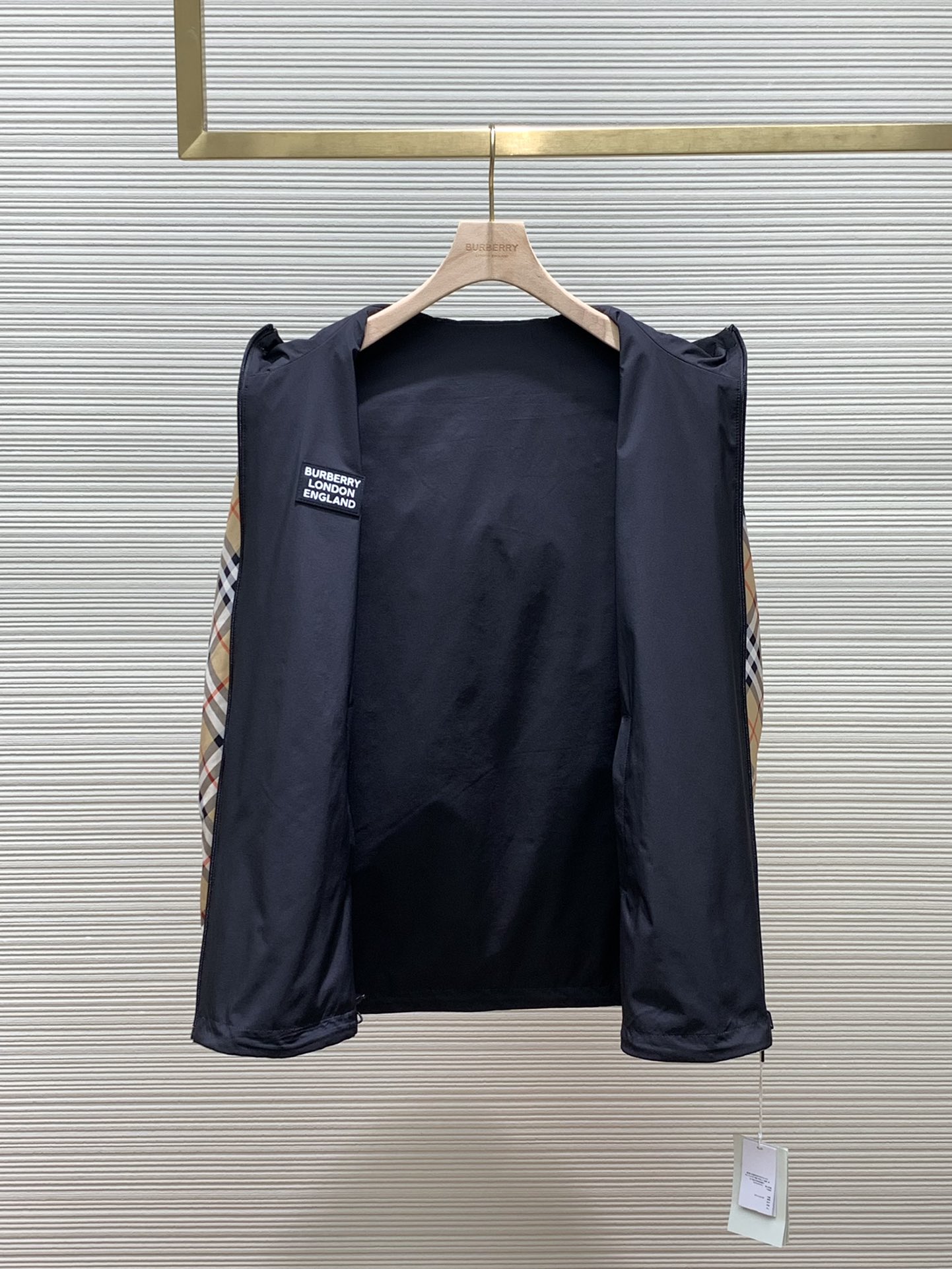 ，Burberry 巴宝莉，2025春季最新品，专柜同步有售，原单狠货，时尚休闲两面穿连帽外套，进口原版