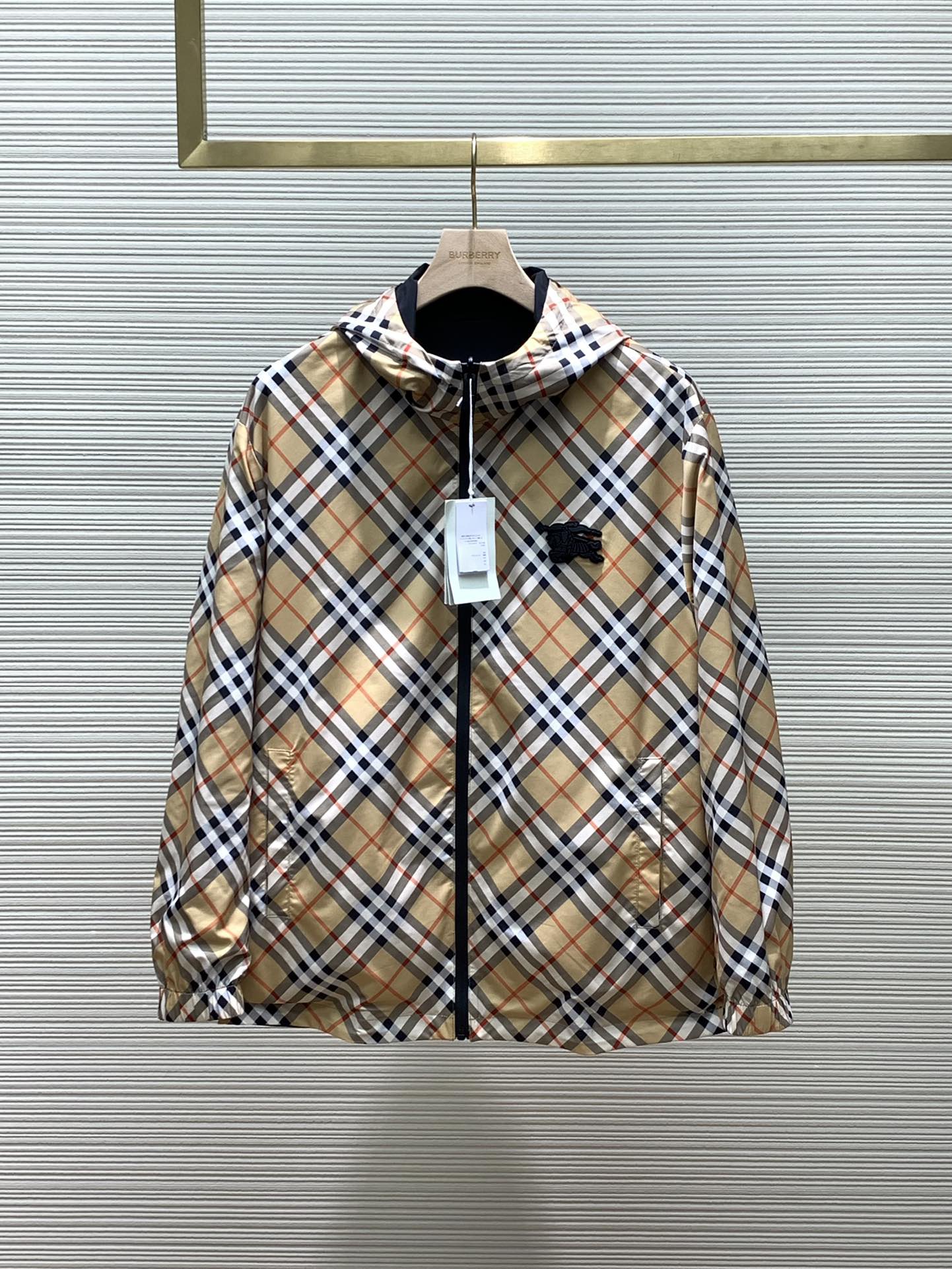 ，Burberry 巴宝莉，2025春季最新品，专柜同步有售，原单狠货，时尚休闲两面穿连帽外套，进口原版