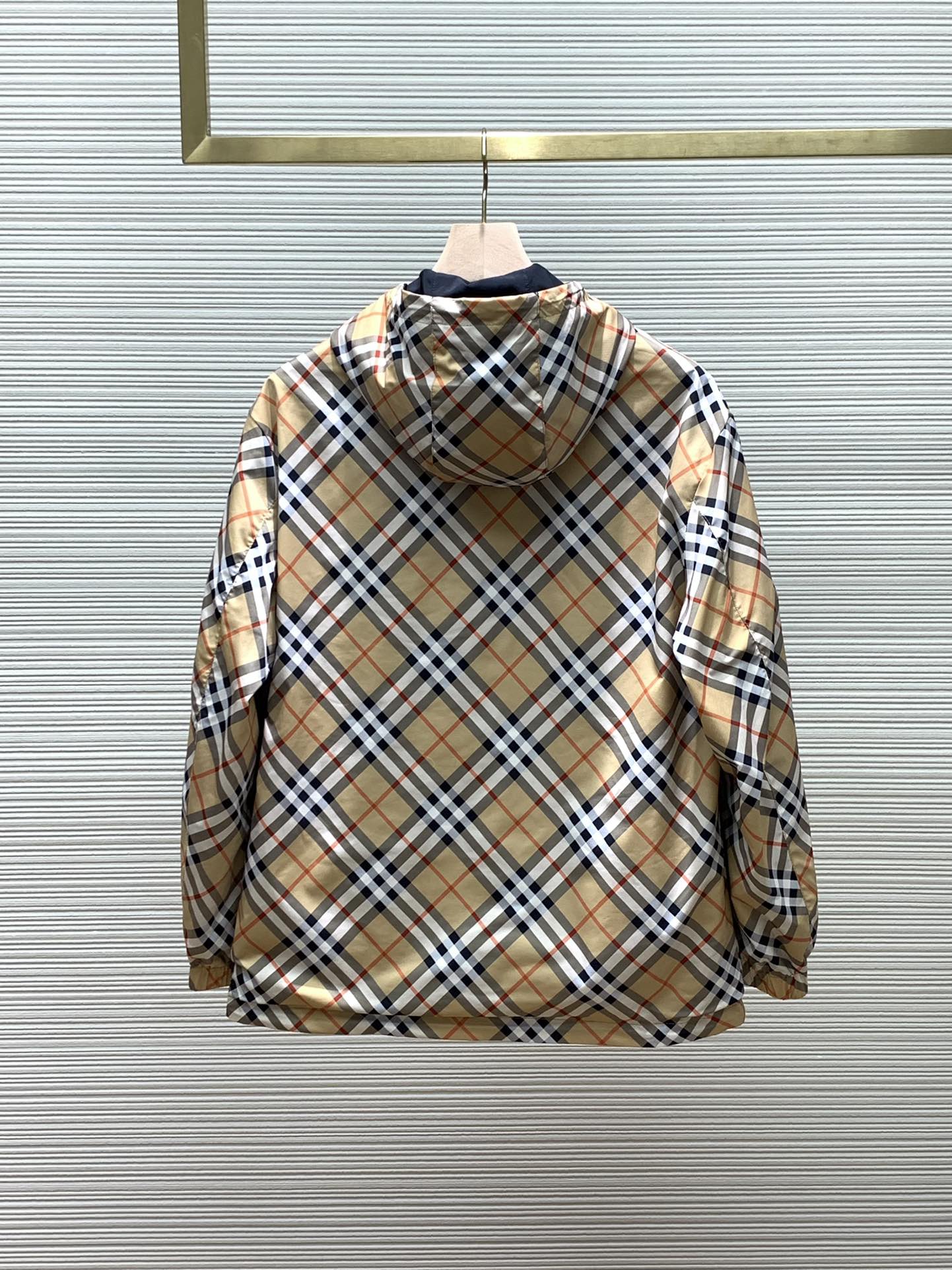 ，Burberry 巴宝莉，2025春季最新品，专柜同步有售，原单狠货，时尚休闲两面穿连帽外套，进口原版