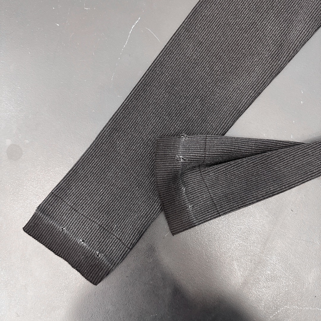 🌾NEW｜新款打底，坑条毛织面料，高弹力修身不紧身，胸前拼接蕾丝领口小细节，尺码Sml 「洗涤须知：建议