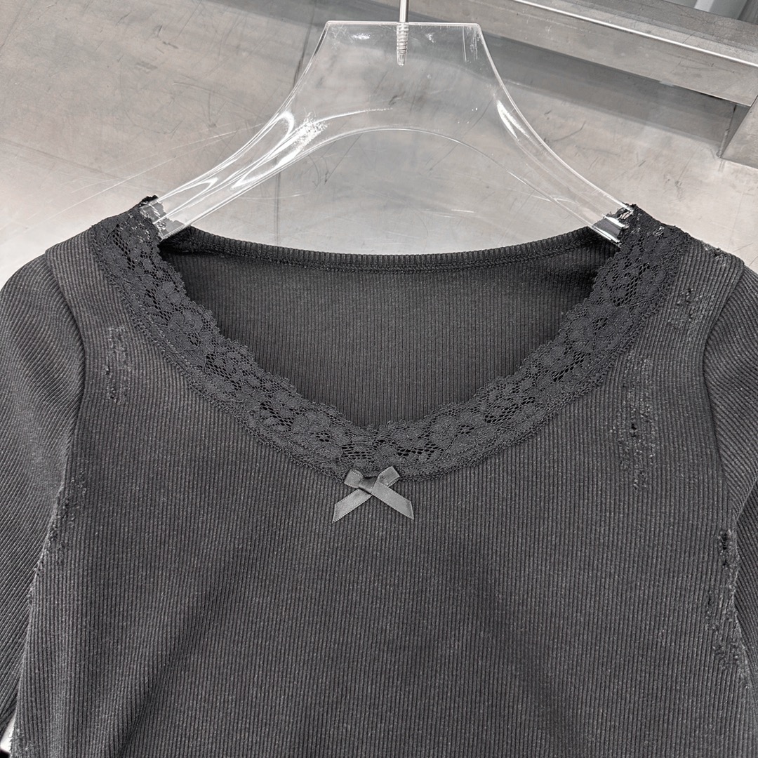 🌾NEW｜新款打底，坑条毛织面料，高弹力修身不紧身，胸前拼接蕾丝领口小细节，尺码Sml 「洗涤须知：建议