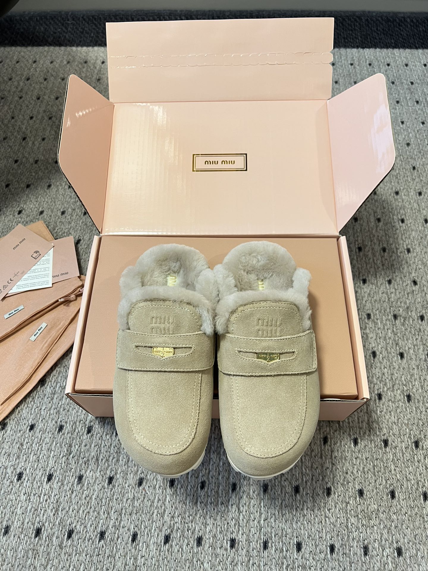 NO:464918,Miu Mi* 25ss showcase gold coin bag-to-head fur shoes, full of versions, no pressure to enter and exit cabinet cabinets, so popular!  Popular fashion elements, high-end sense of gold coin elements, casual matching in early autumn, invincible feet, fashionable reincarnation miumiu leads the trend with the opening mode. Upper: high mercerized beef reverse velvet splicing sheep wool. Inner: Merino Australian grainy wool. Outsole: original1:1TPU outsole. Size 35-41 (40.41 custom made without return or replacement), loafers, miumiu, loafers19860909莞产 Miu Mi* 25ss秀款金币包头毛毛鞋 十足对版 出入柜柜无压力 太火爆了！热门款时尚元素,金币元素的高级感,早秋随意搭配, 脚感无敌,时尚的轮回miumiu以开挂模式引领潮流 鞋面:高丝光牛反绒拼接羊款毛 内里:美利奴澳洲颗粒感羊毛 大底:original1:1TPU大底 码数35-41（40.41定做不退不换）,乐福鞋毛毛鞋,miumiu,loafers,Women's Shoes