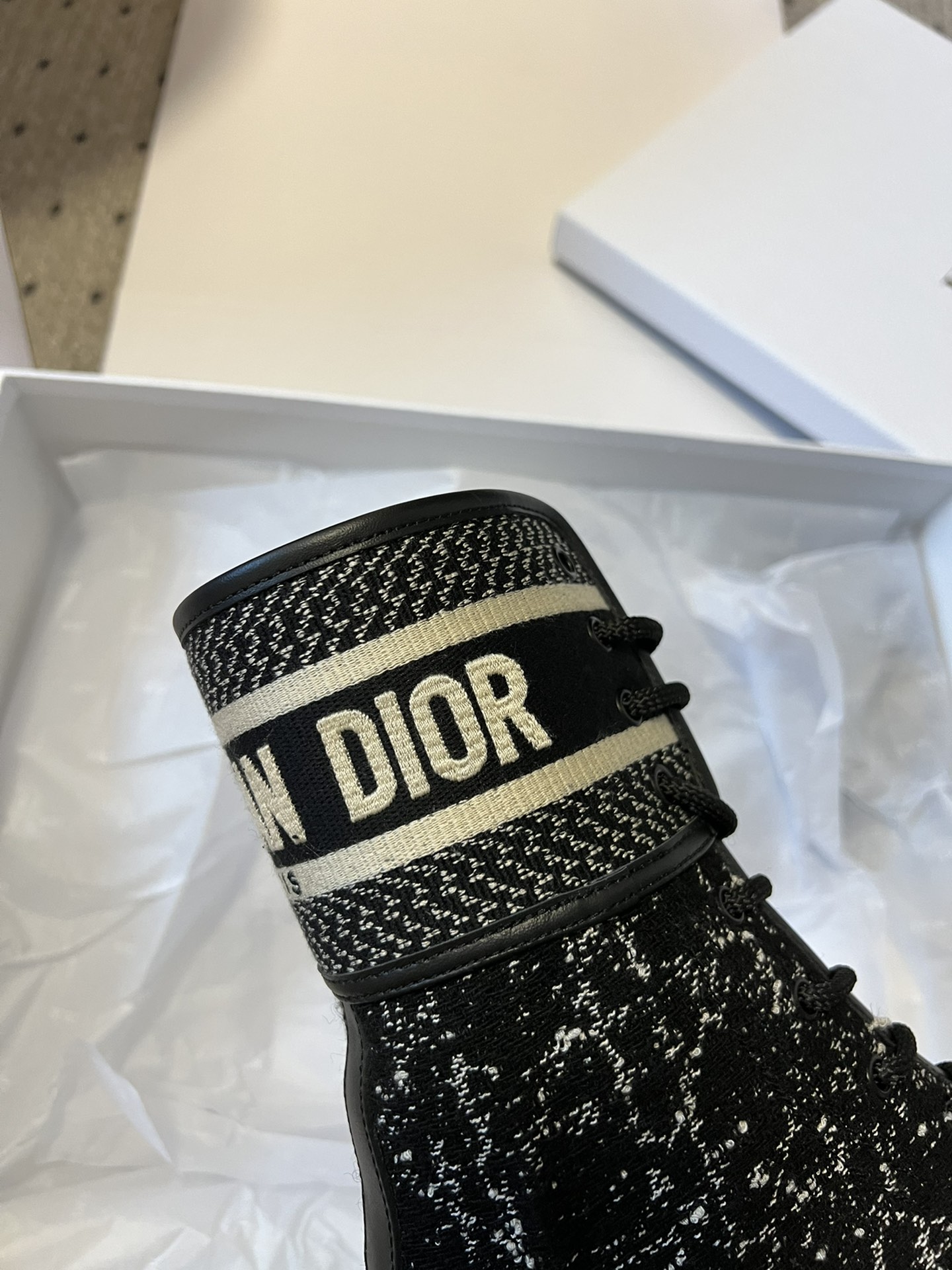 莞产代购级Dior-Major24/对版轻底刺绣短靴帅气靴子采用别具一格的设计元素打造醒目的外观采用黑色