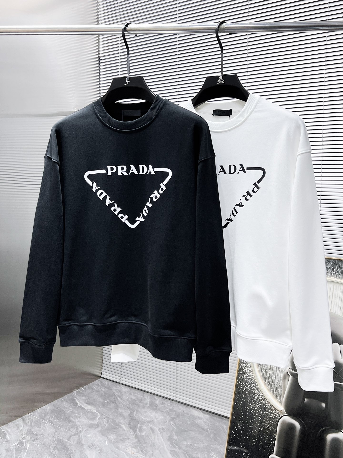 P105  普拉达  Prada  2025ss新款 长袖 圆领 卫衣，高端版本！专柜定制面料 透气舒适度高，细节无可挑剔，品牌元素设计理念，体现高品质。手感细腻柔软！呈现休闲裁剪，上身版型超赞！🐉码数： XS S M L 