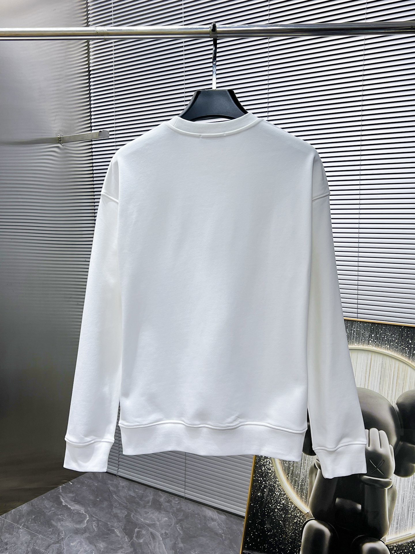 P105  普拉达  Prada  2025ss新款 长袖 圆领 卫衣，高端版本！专柜定制面料 透气舒适度高，细节无可挑剔，品牌元素设计理念，体现高品质。手感细腻柔软！呈现休闲裁剪，上身版型超赞！🐉码数： XS S M L 